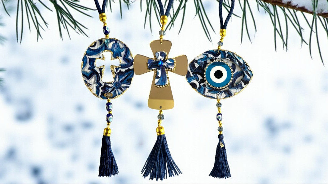 Χριστουγεννιάτικα γούρια So Cute 2025 – σταυρός, μάτι και διακοσμητικά με μπλε φούντες σε κλαδί έλατου με χιόνι