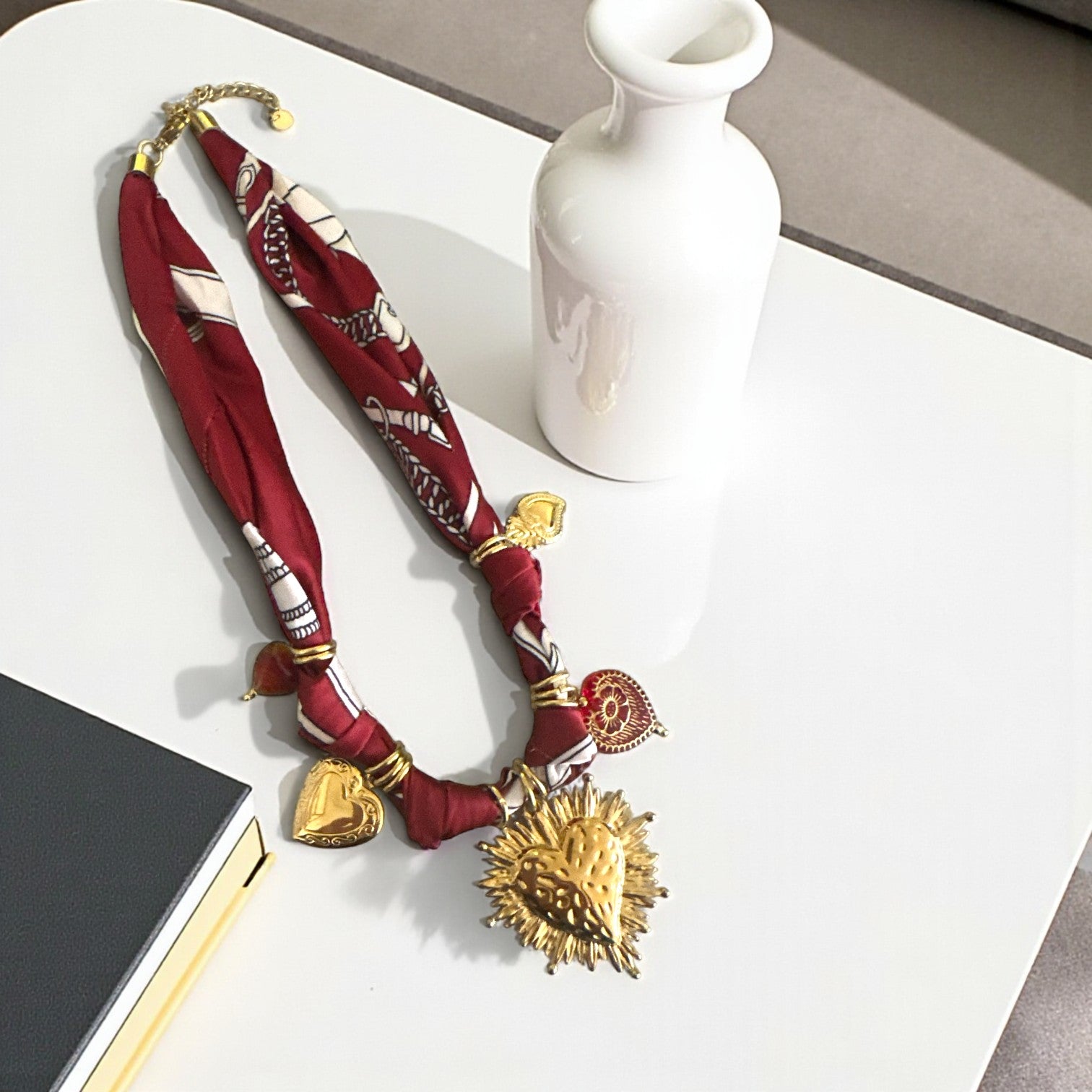 Ατσάλινο κολιέ με σατέν φουλάρι και χρυσά charms καρδιές So Cute by Dimi