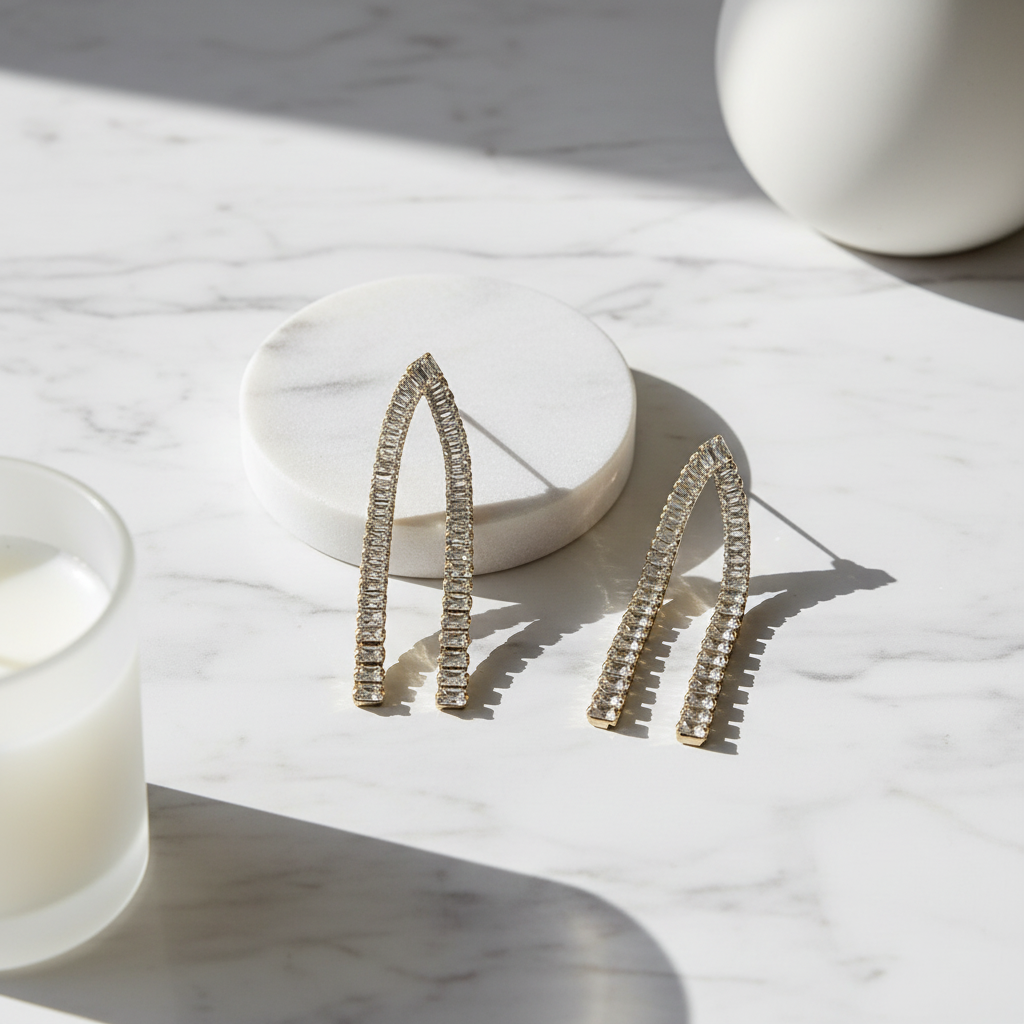 Statement crystal χρυσά earrings σε μοντέρνο flatlay με μαρμάρινο φόντο και minimal decor