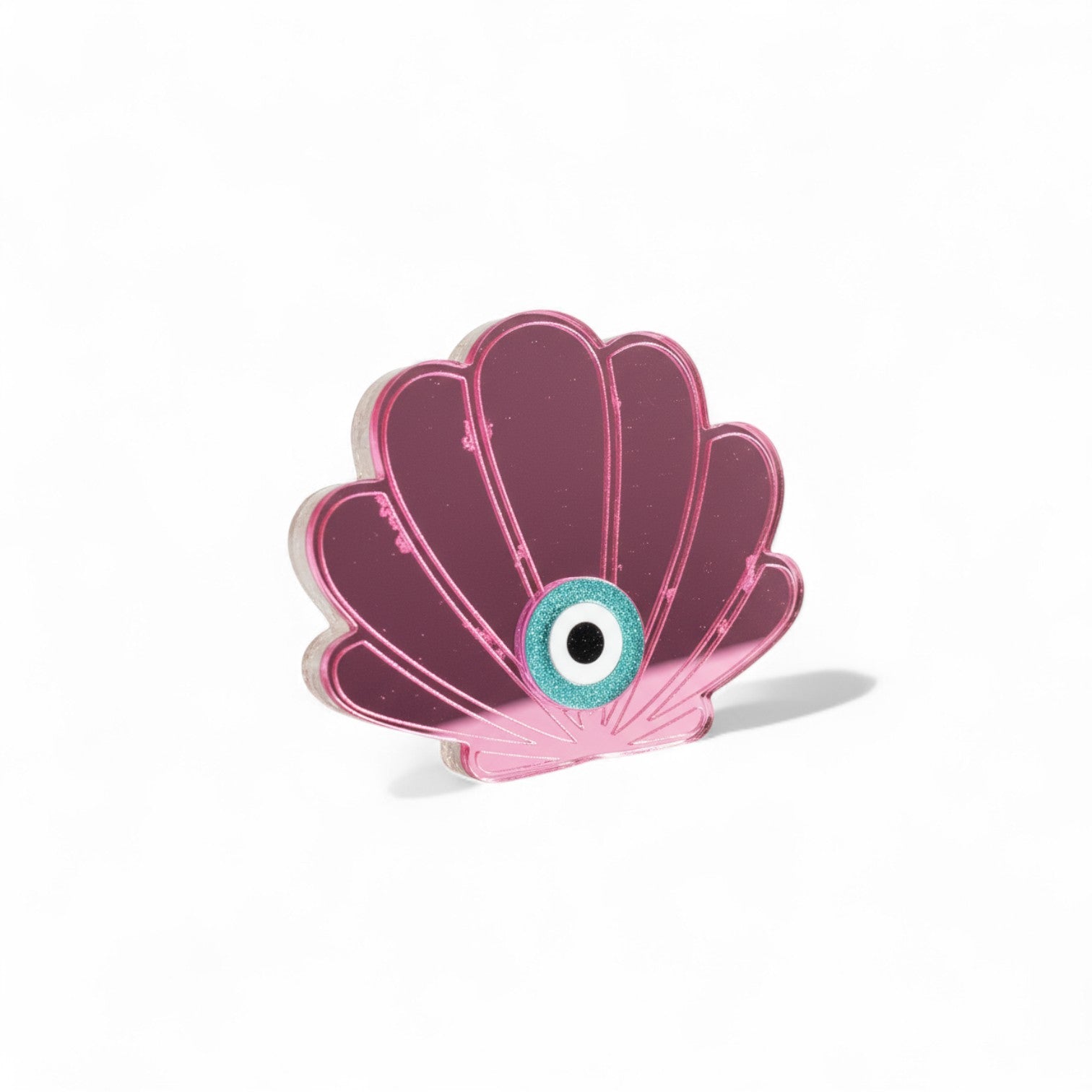 Χειροποίητο επιτραπέζιο γούρι κοχύλι με μάτι από πλεξιγκλάς καθρέφτη και λευκή πλάτη, So Cute by Dimi.