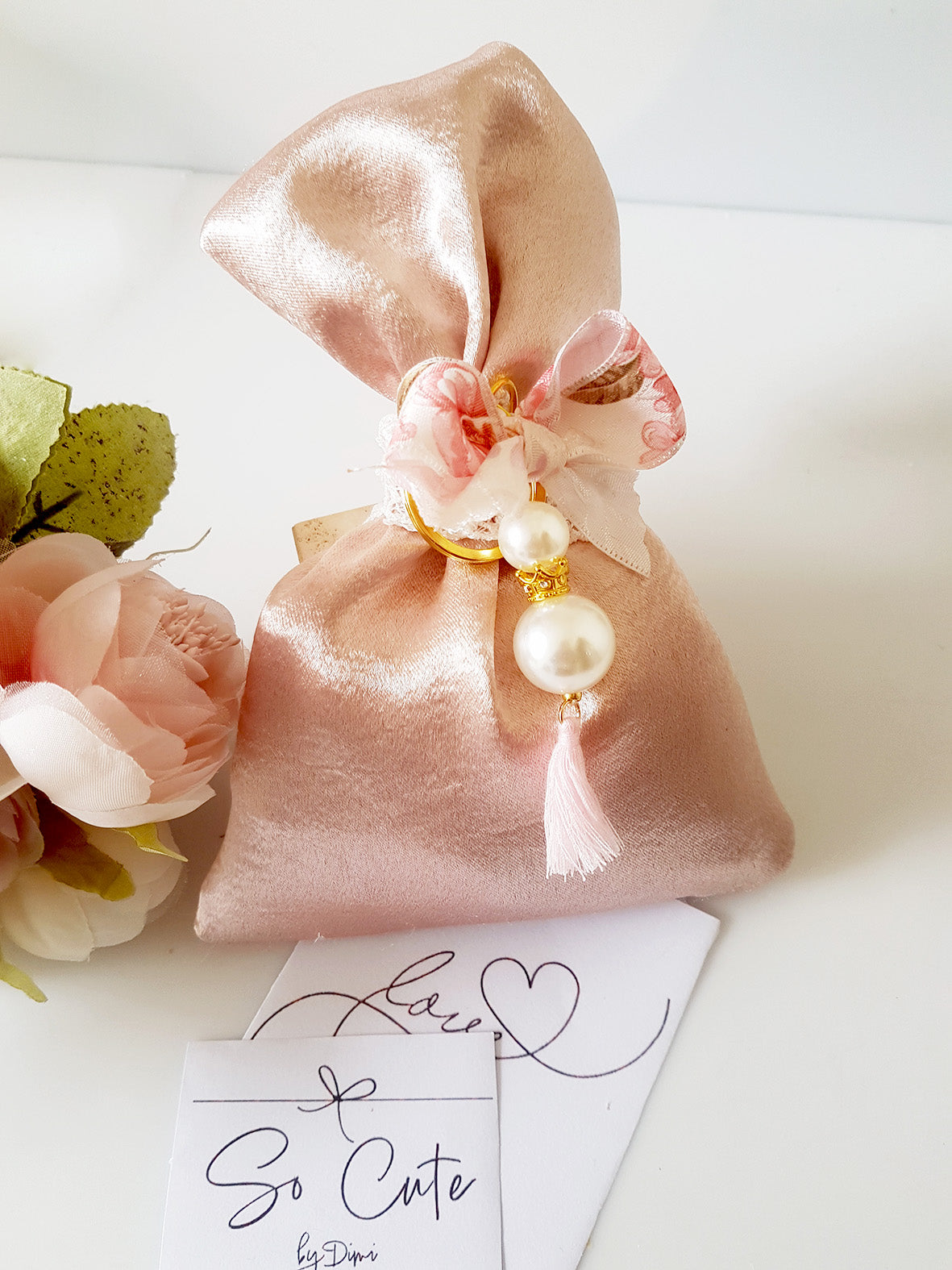 Mπομπονιέρα βάπτισης σατέν πουγκί με φλοράλ μπρελόκ με πέρλες και κορώνα - So Cute by Dimi