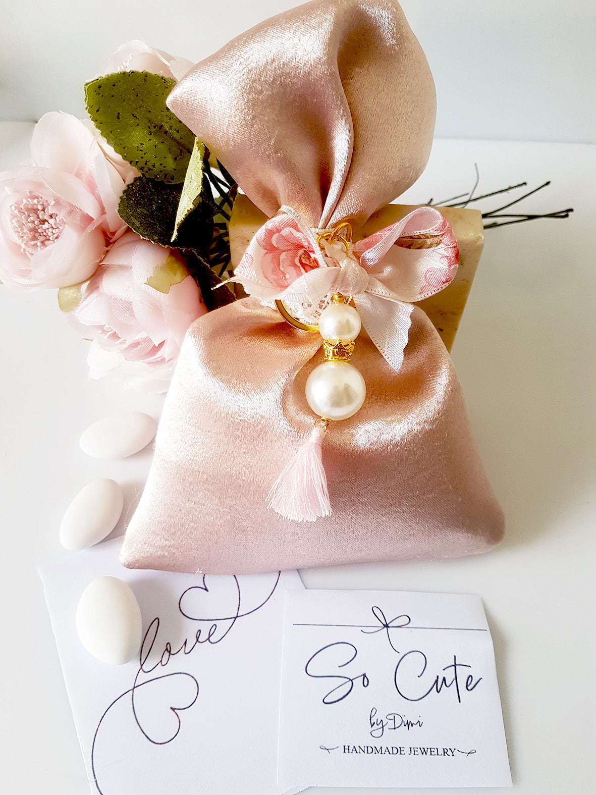 Mπομπονιέρα βάπτισης σατέν πουγκί με φλοράλ μπρελόκ με πέρλες και κορώνα - So Cute by Dimi