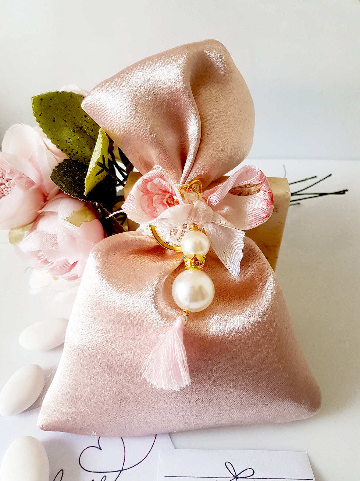 Mπομπονιέρα βάπτισης σατέν πουγκί με φλοράλ μπρελόκ με πέρλες και κορώνα - So Cute by Dimi