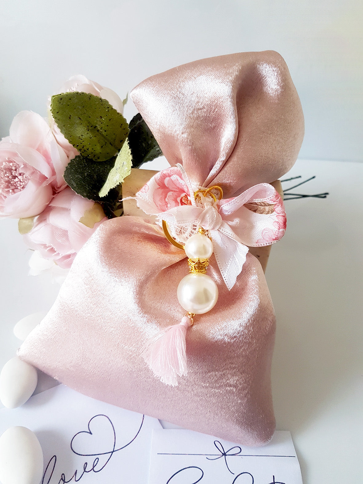 Mπομπονιέρα βάπτισης σατέν πουγκί με φλοράλ μπρελόκ με πέρλες και κορώνα - So Cute by Dimi