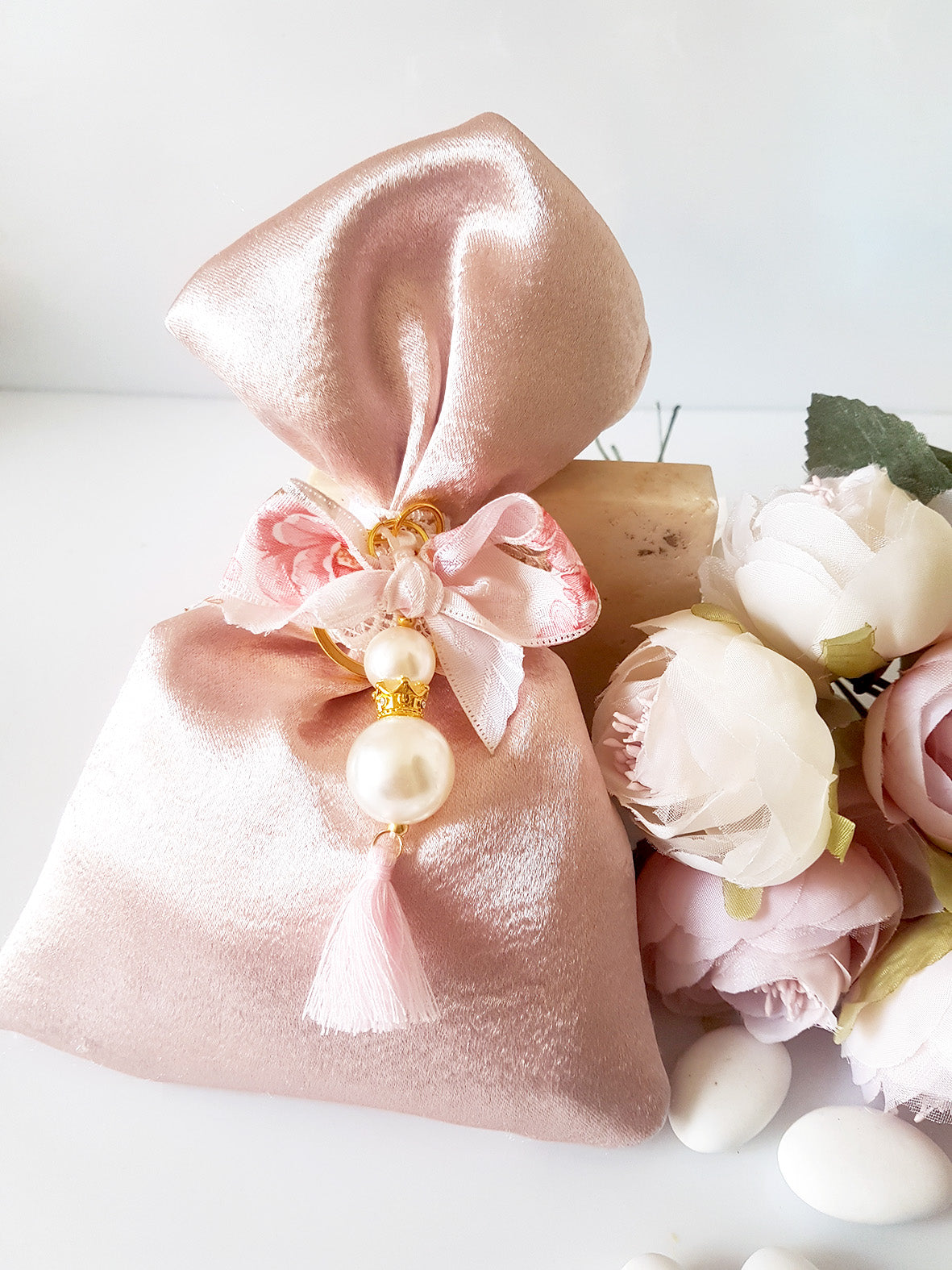 Mπομπονιέρα βάπτισης σατέν πουγκί με φλοράλ μπρελόκ με πέρλες και κορώνα - So Cute by Dimi
