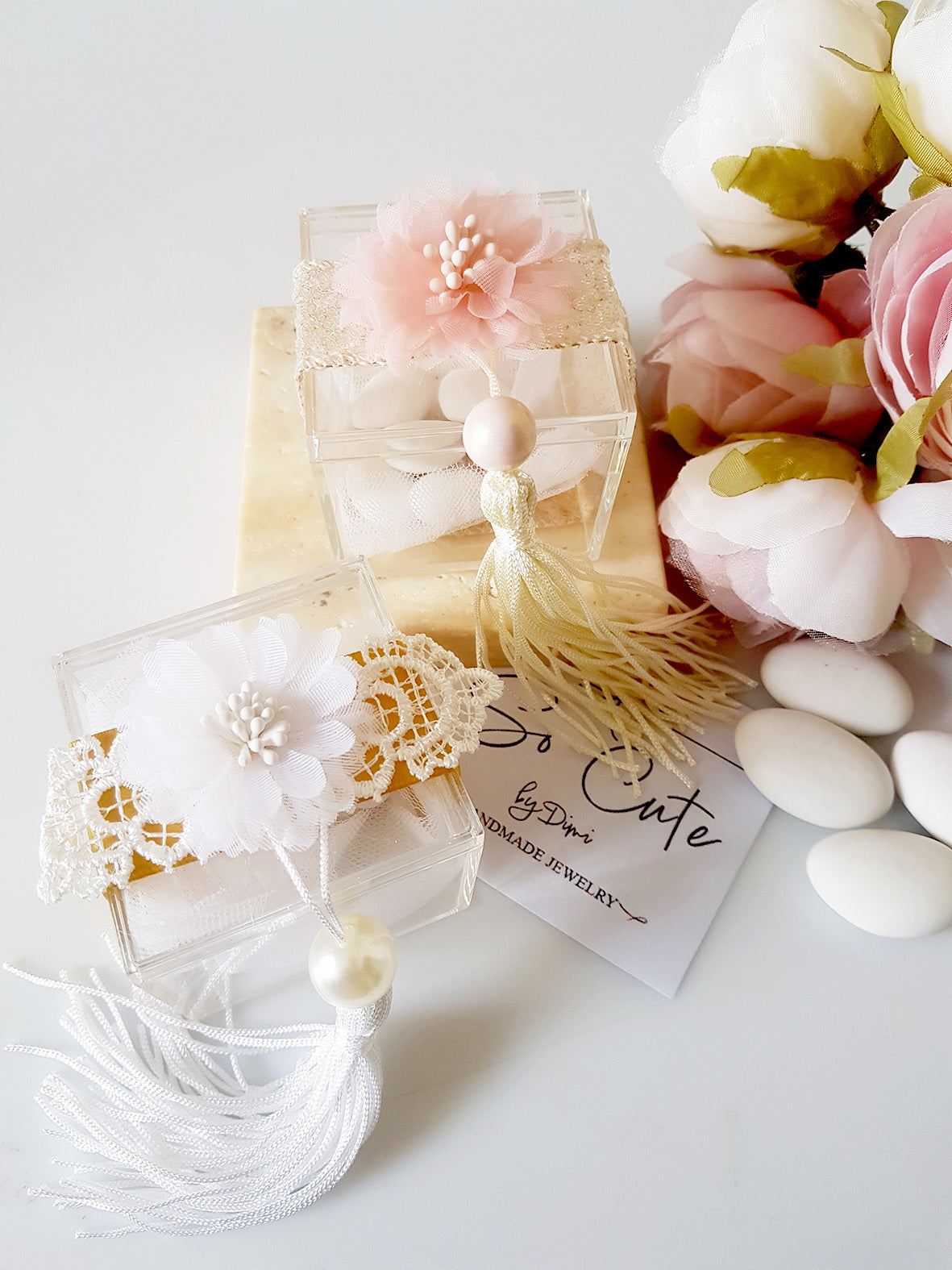 Μπομπονιέρα γάμου πλεξιγκλάς κουτάκι με λουλούδι και φούντα - So Cute by Dimi
