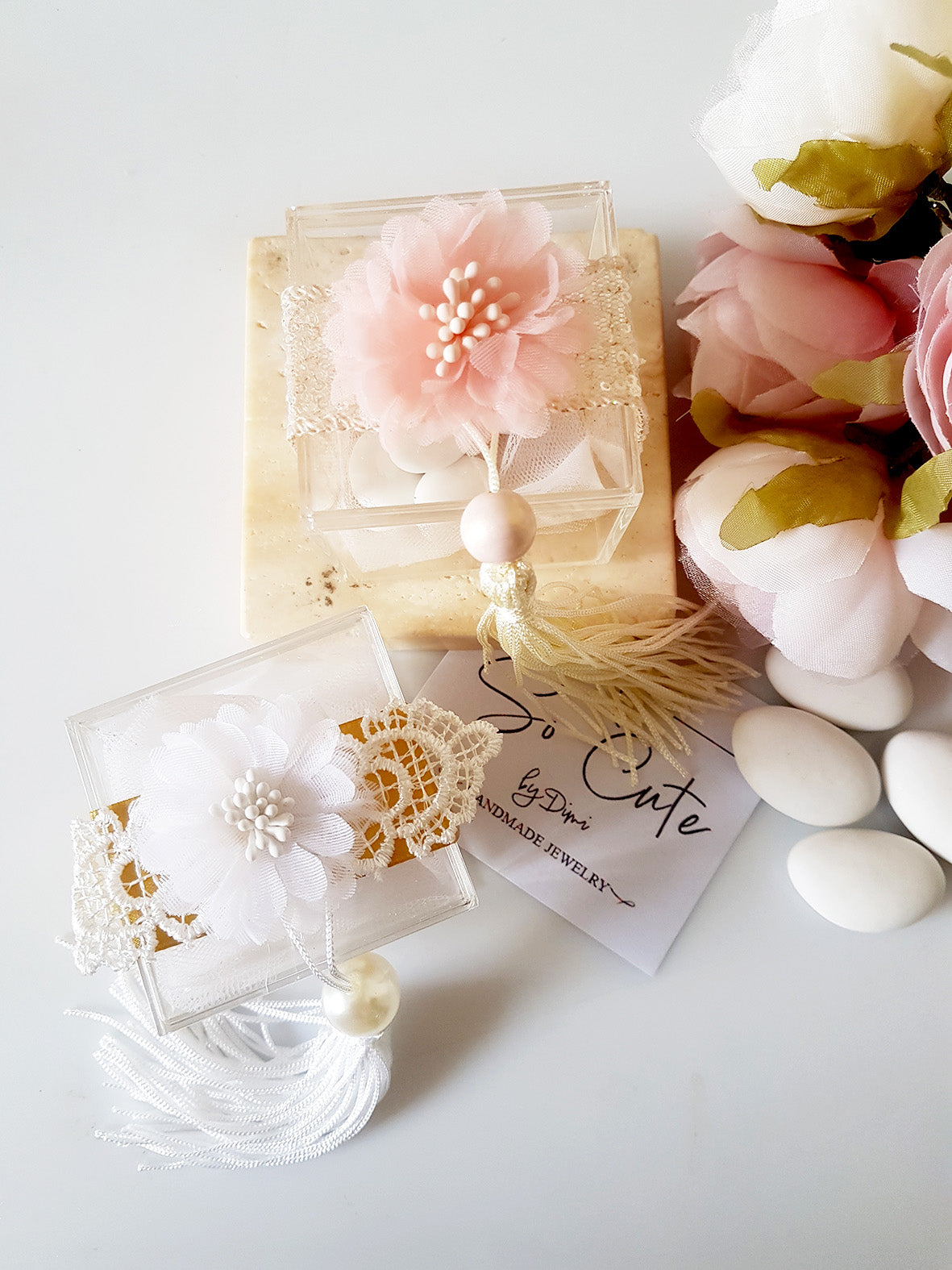 Μπομπονιέρα γάμου πλεξιγκλάς κουτάκι με λουλούδι και φούντα - So Cute by Dimi