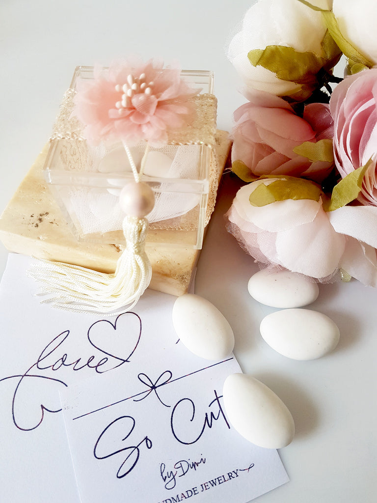 Μπομπονιέρα γάμου πλεξιγκλάς κουτάκι με λουλούδι και φούντα - So Cute by Dimi