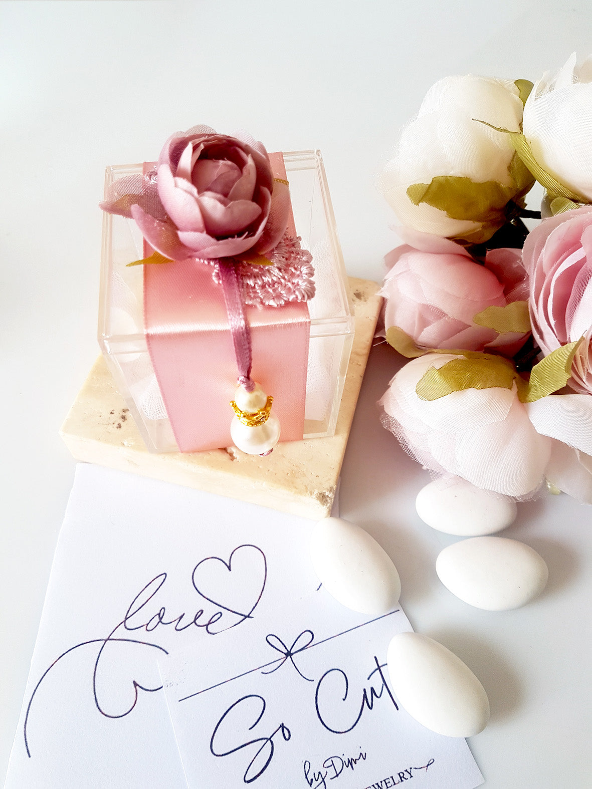 Mπομπονιέρα γάμου πλεξιγκλάς κουτάκι με λουλούδι και πέρλες - So Cute by Dimi