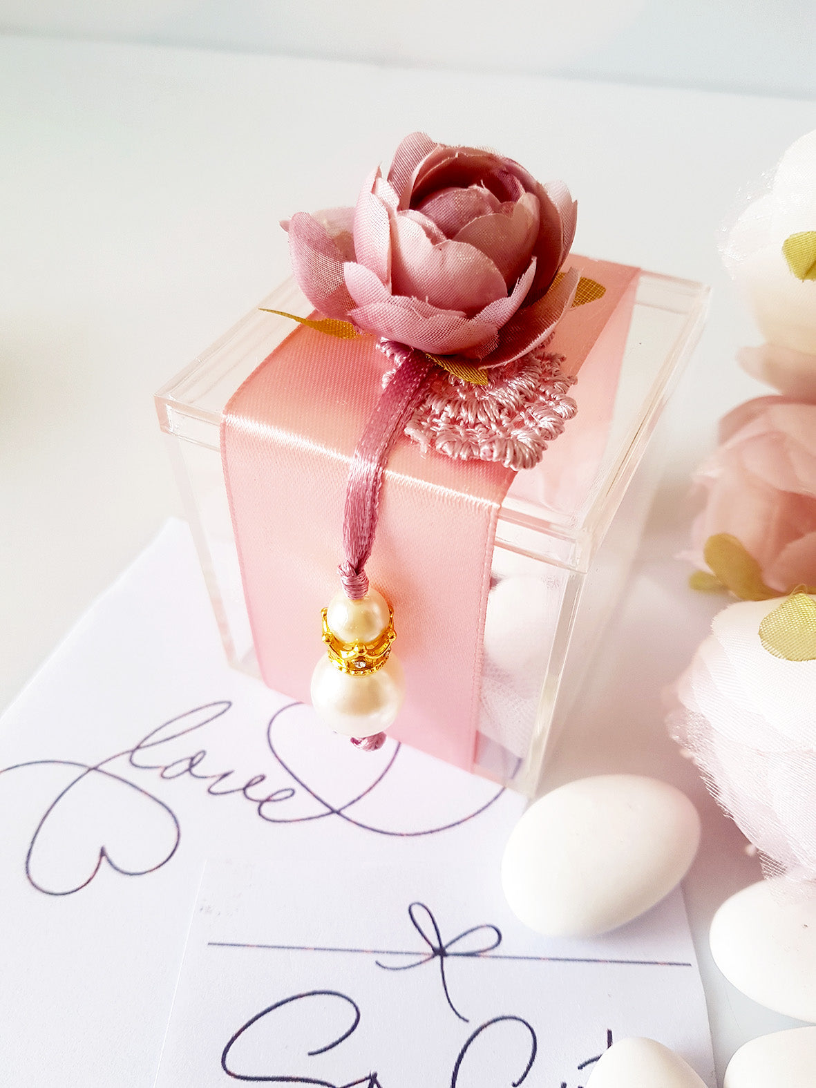 Mπομπονιέρα γάμου πλεξιγκλάς κουτάκι με λουλούδι και πέρλες - So Cute by Dimi