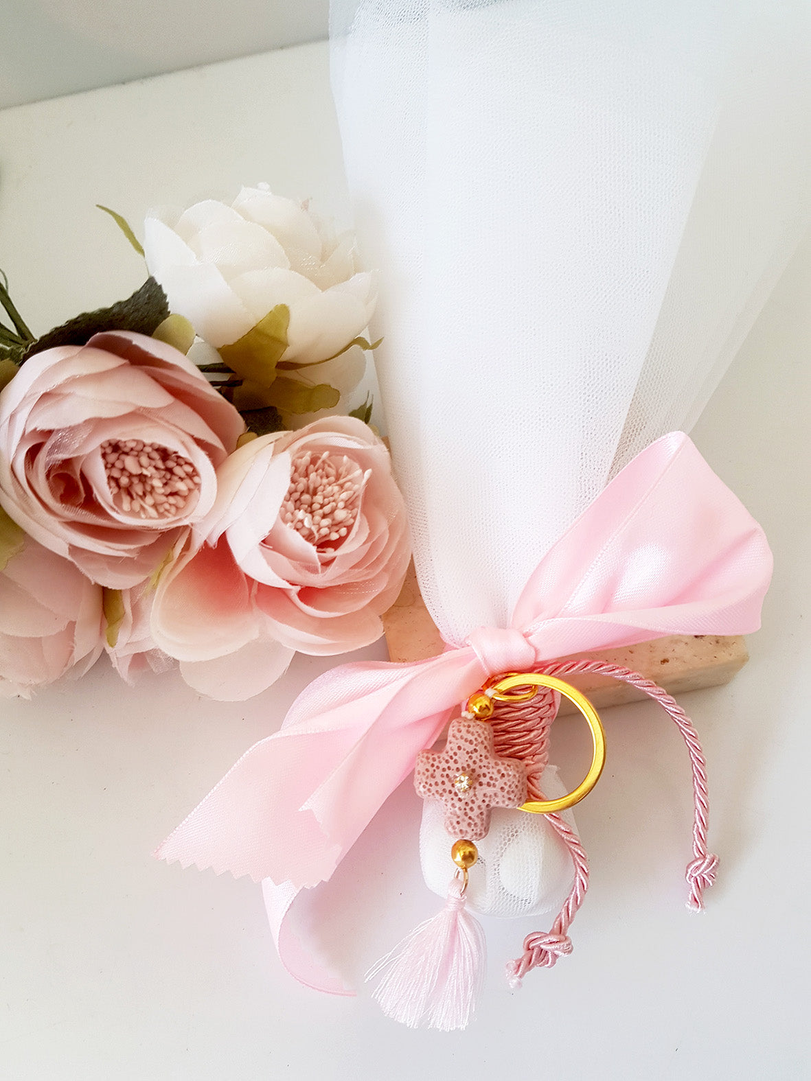 Mπομπονιέρα βάπτισης με τούλι και μπρελόκ με σταυρό και φουντάκι - So Cute by Dimi