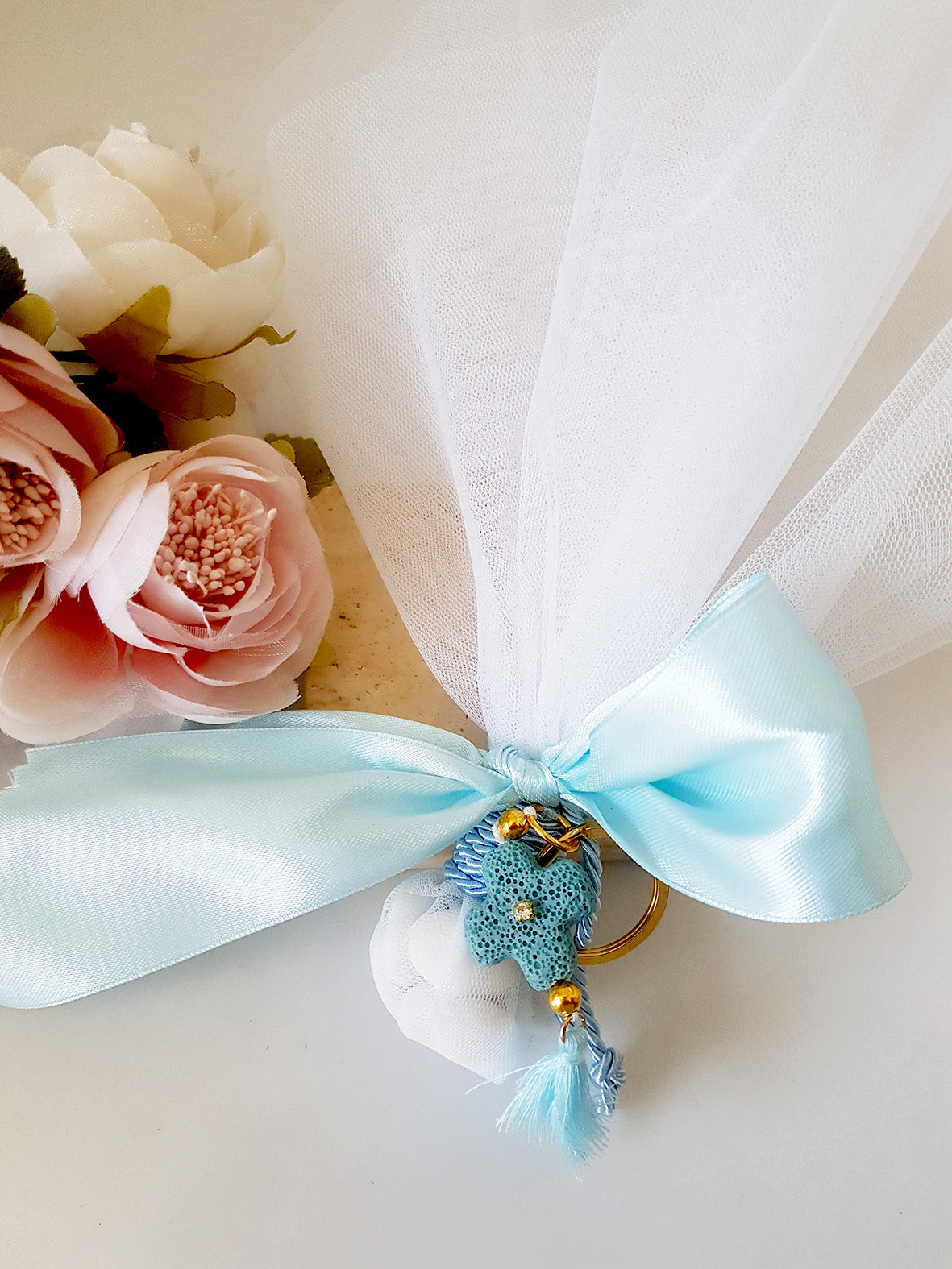 Mπομπονιέρα βάπτισης με τούλι και μπρελόκ με σταυρό και φουντάκι - So Cute by Dimi