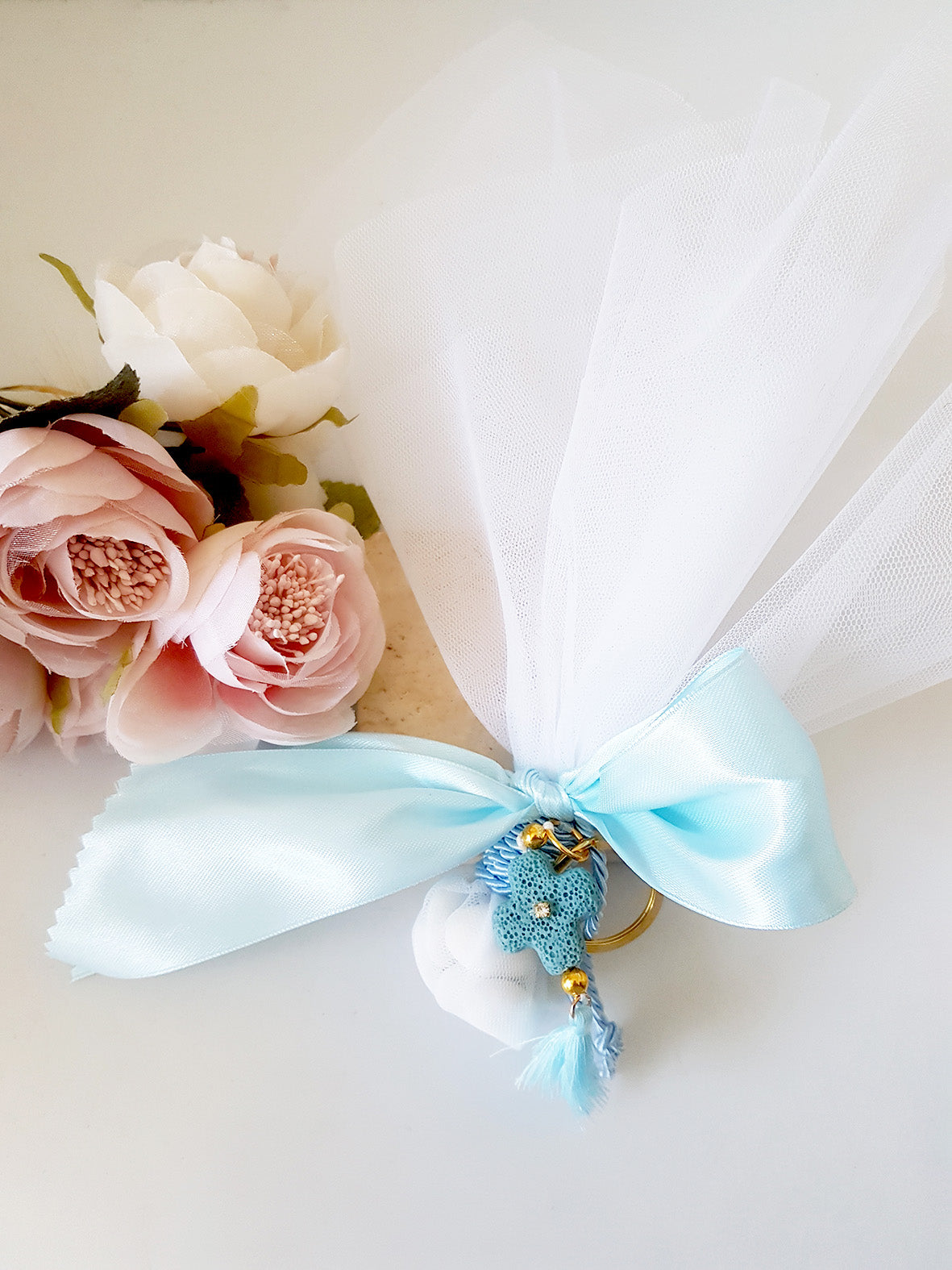 Mπομπονιέρα βάπτισης με τούλι και μπρελόκ με σταυρό και φουντάκι - So Cute by Dimi