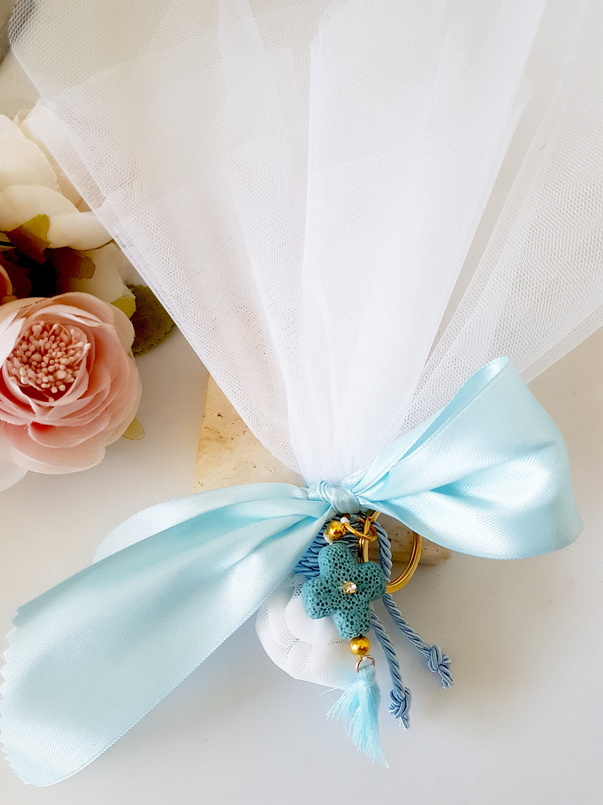 Mπομπονιέρα βάπτισης με τούλι και μπρελόκ με σταυρό και φουντάκι - So Cute by Dimi