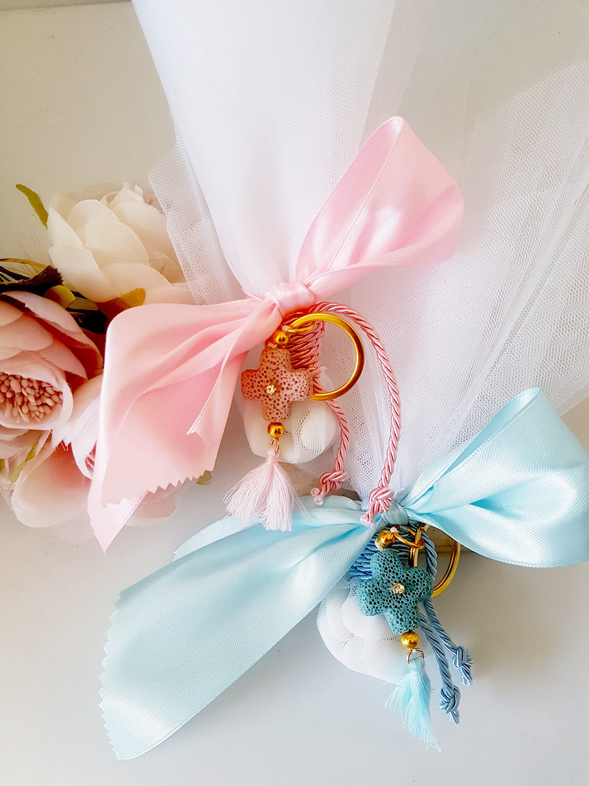 Mπομπονιέρα βάπτισης με τούλι και μπρελόκ με σταυρό και φουντάκι - So Cute by Dimi