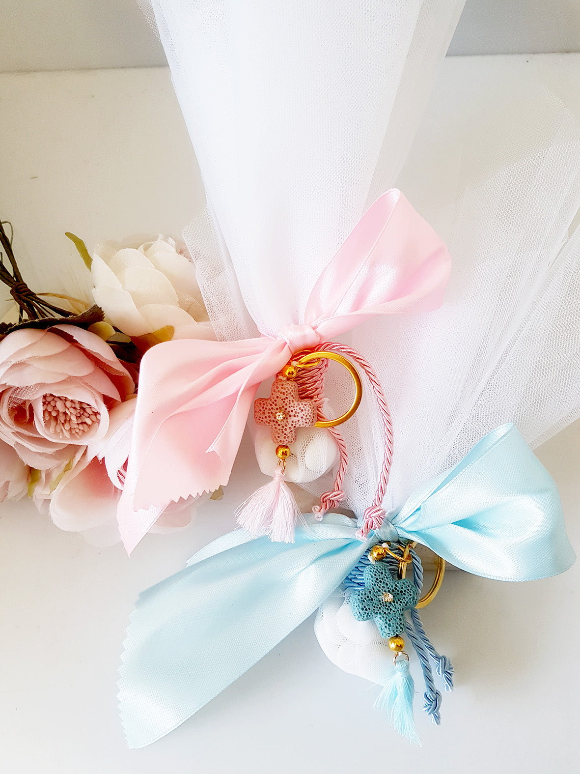 Mπομπονιέρα βάπτισης με τούλι και μπρελόκ με σταυρό και φουντάκι - So Cute by Dimi