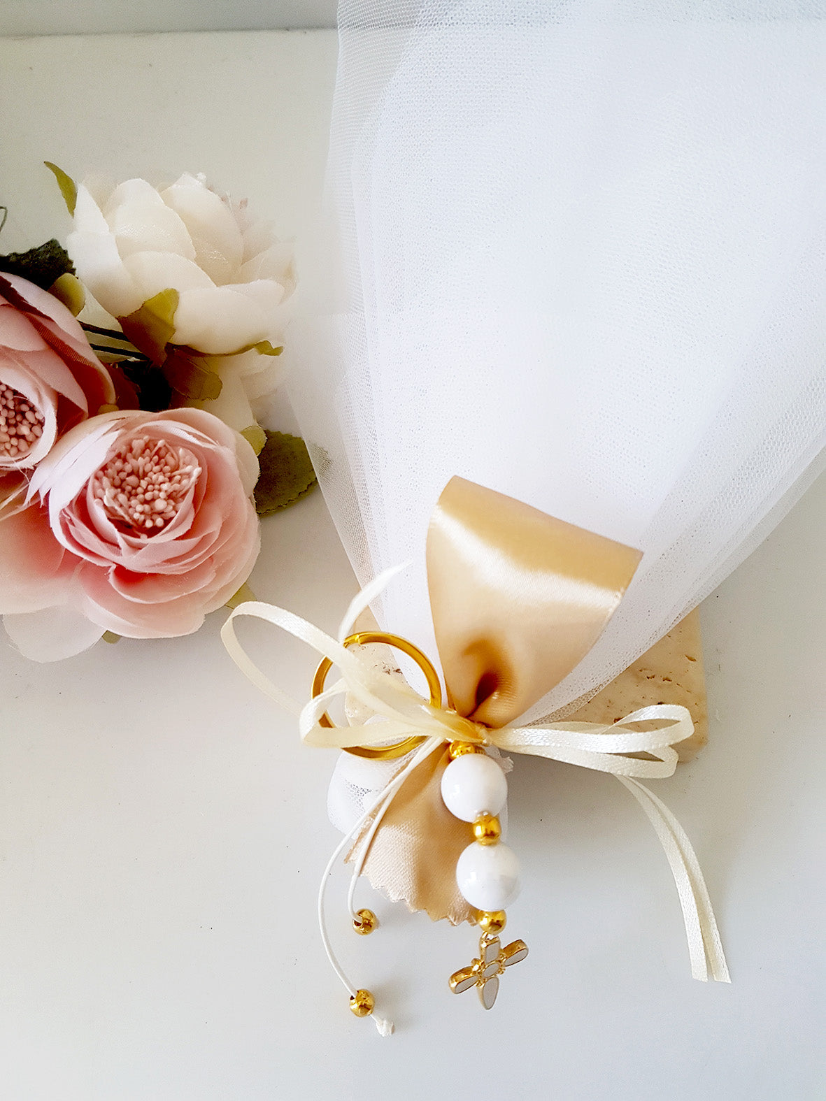 Μπομπονιέρα βάπτισης με τούλι και μπρελόκ με μεταλλικό σταυρό και χάντρες - So Cute by Dimi