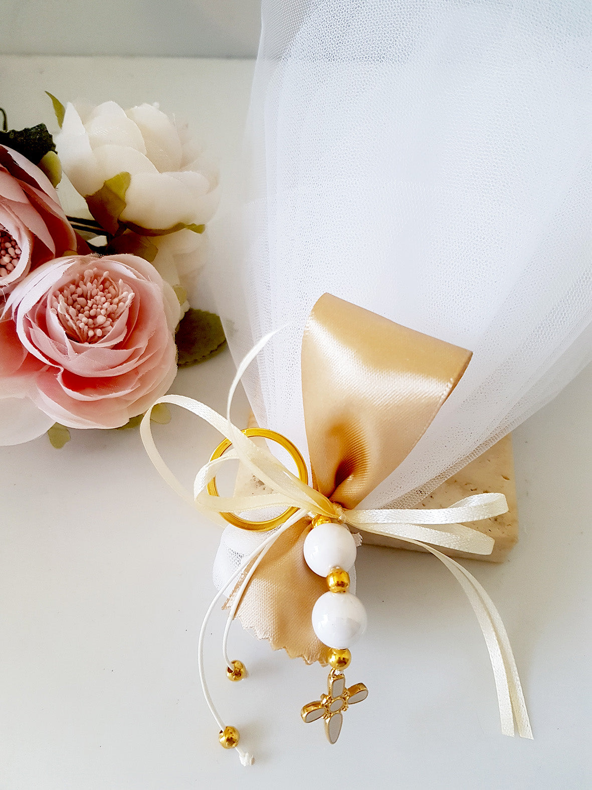 Μπομπονιέρα βάπτισης με τούλι και μπρελόκ με μεταλλικό σταυρό και χάντρες - So Cute by Dimi