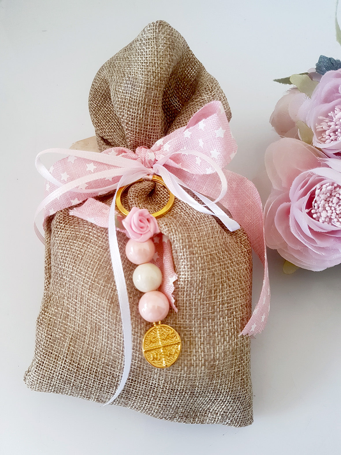 Mπομπονιέρα βάπτισης πουγκί λινάτσας με μπρελόκ με χάντρες και κωνσταντινάτο - So Cute by Dimi