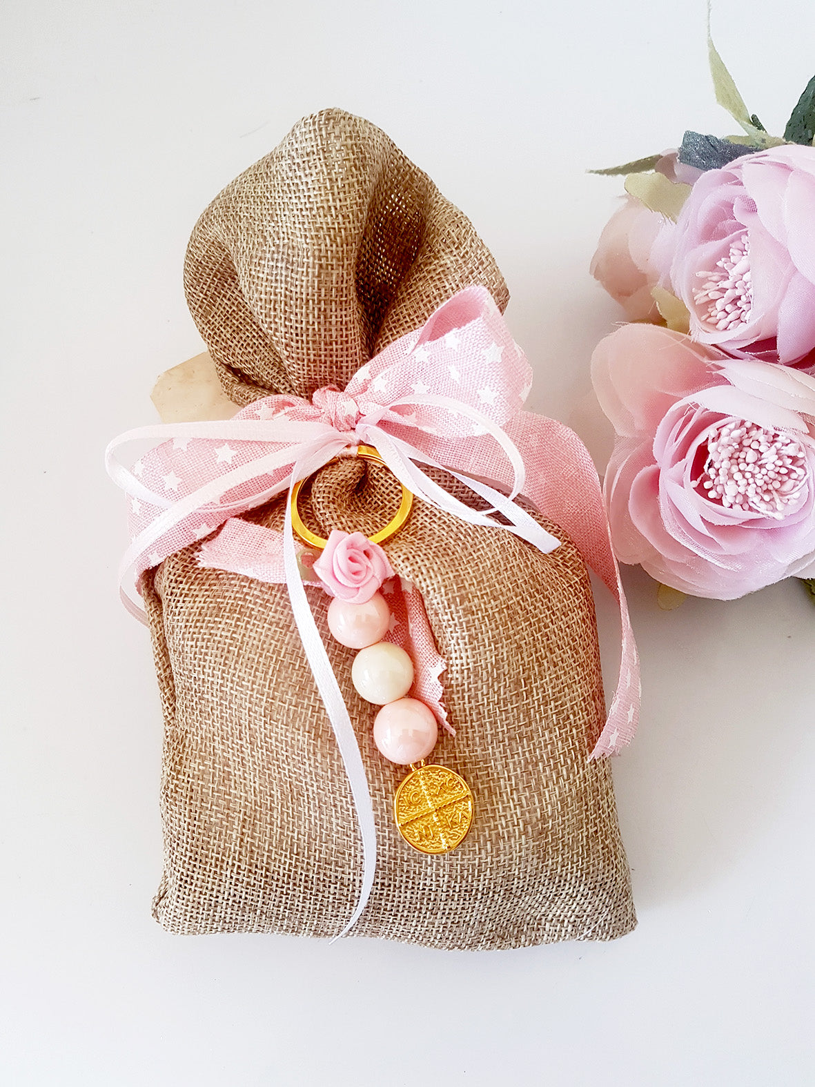 Mπομπονιέρα βάπτισης πουγκί λινάτσας με μπρελόκ με χάντρες και κωνσταντινάτο - So Cute by Dimi