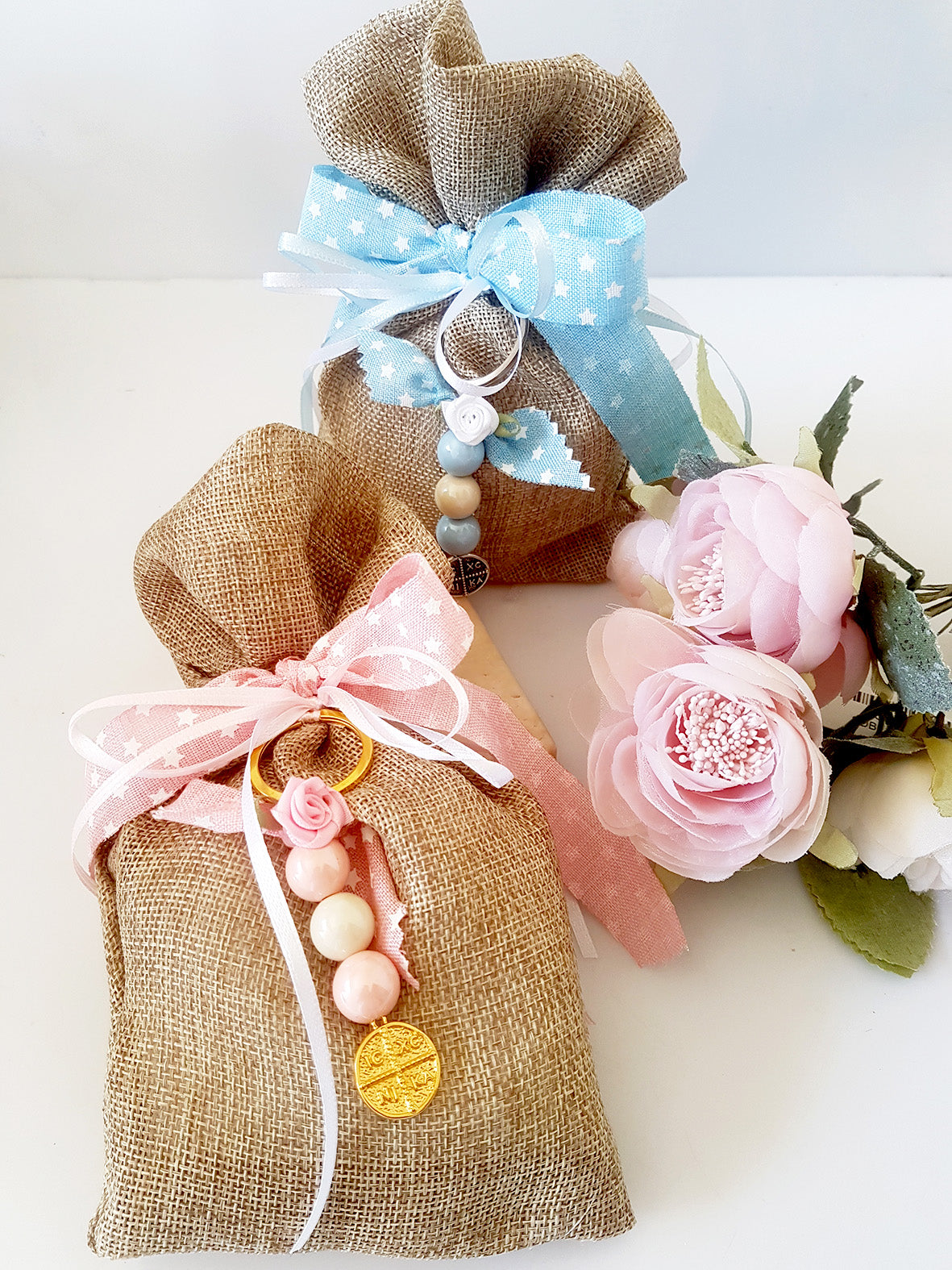 Mπομπονιέρα βάπτισης πουγκί λινάτσας με μπρελόκ με χάντρες και κωνσταντινάτο - So Cute by Dimi