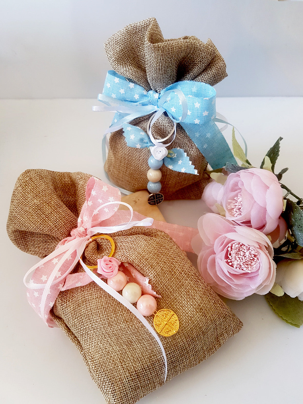 Mπομπονιέρα βάπτισης πουγκί λινάτσας με μπρελόκ με χάντρες και κωνσταντινάτο - So Cute by Dimi