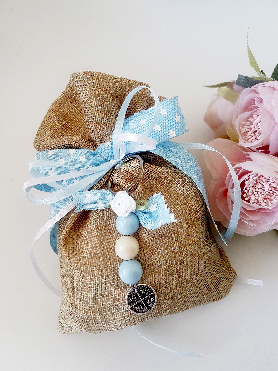 Mπομπονιέρα βάπτισης πουγκί λινάτσας με μπρελόκ με χάντρες και κωνσταντινάτο - So Cute by Dimi