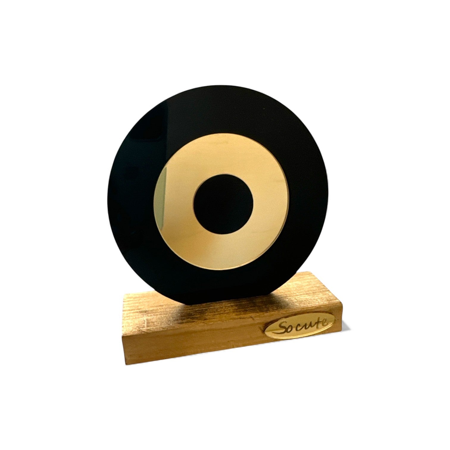 Επιτραπέζιο γούρι μάτι από πλεξιγκλάς σε μαύρο με χρυσό καθρέφτη και ξύλινη βάση – So Cute by Dimi