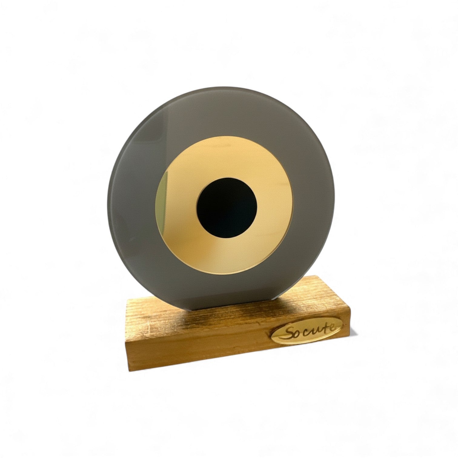 Επιτραπέζιο γούρι μάτι από πλεξιγκλάς σε γκρι με χρυσό καθρέφτη και ξύλινη βάση – So Cute by Dimi