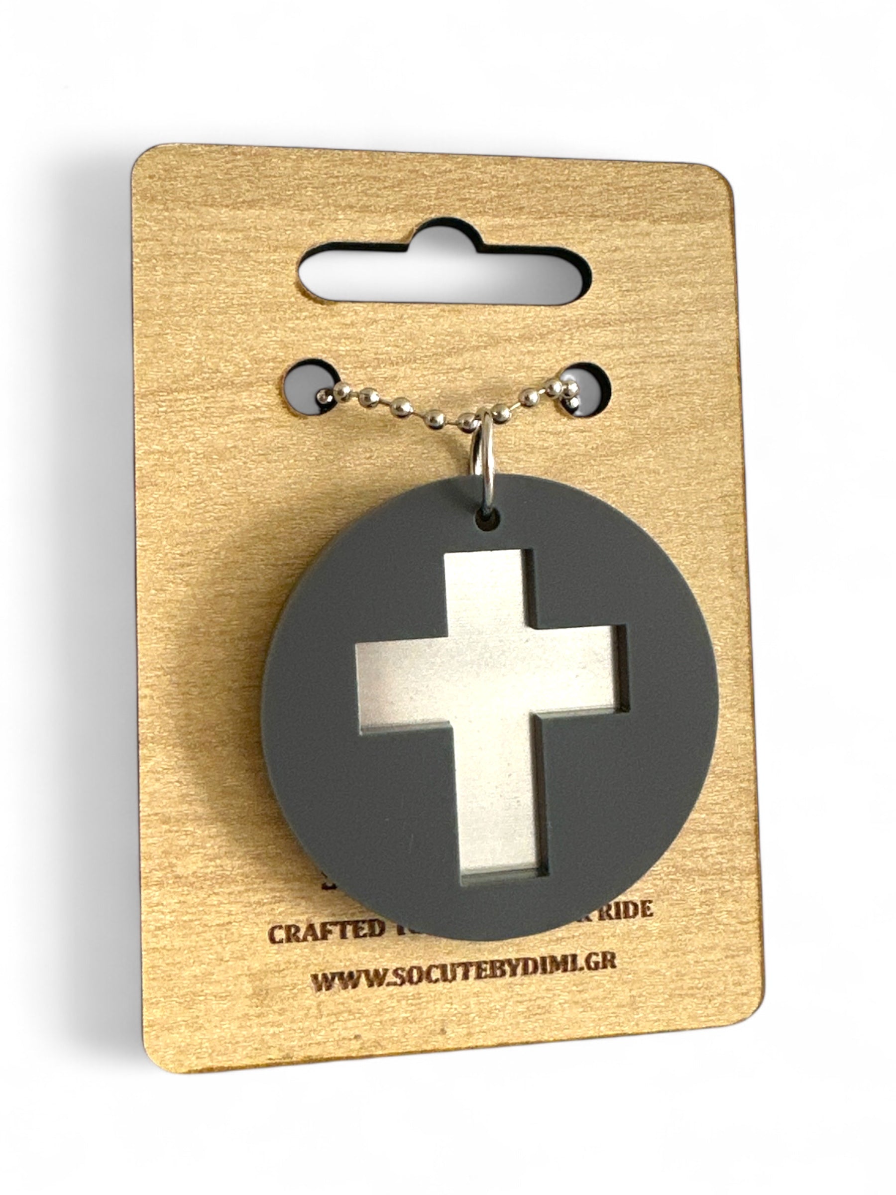 Γούρι αυτοκινήτου με σκούρο γκρι κυκλικό plexiglass και σταυρό cutout με ασημί καθρέφτη στο φόντο – minimal, αρχιτεκτονικό design