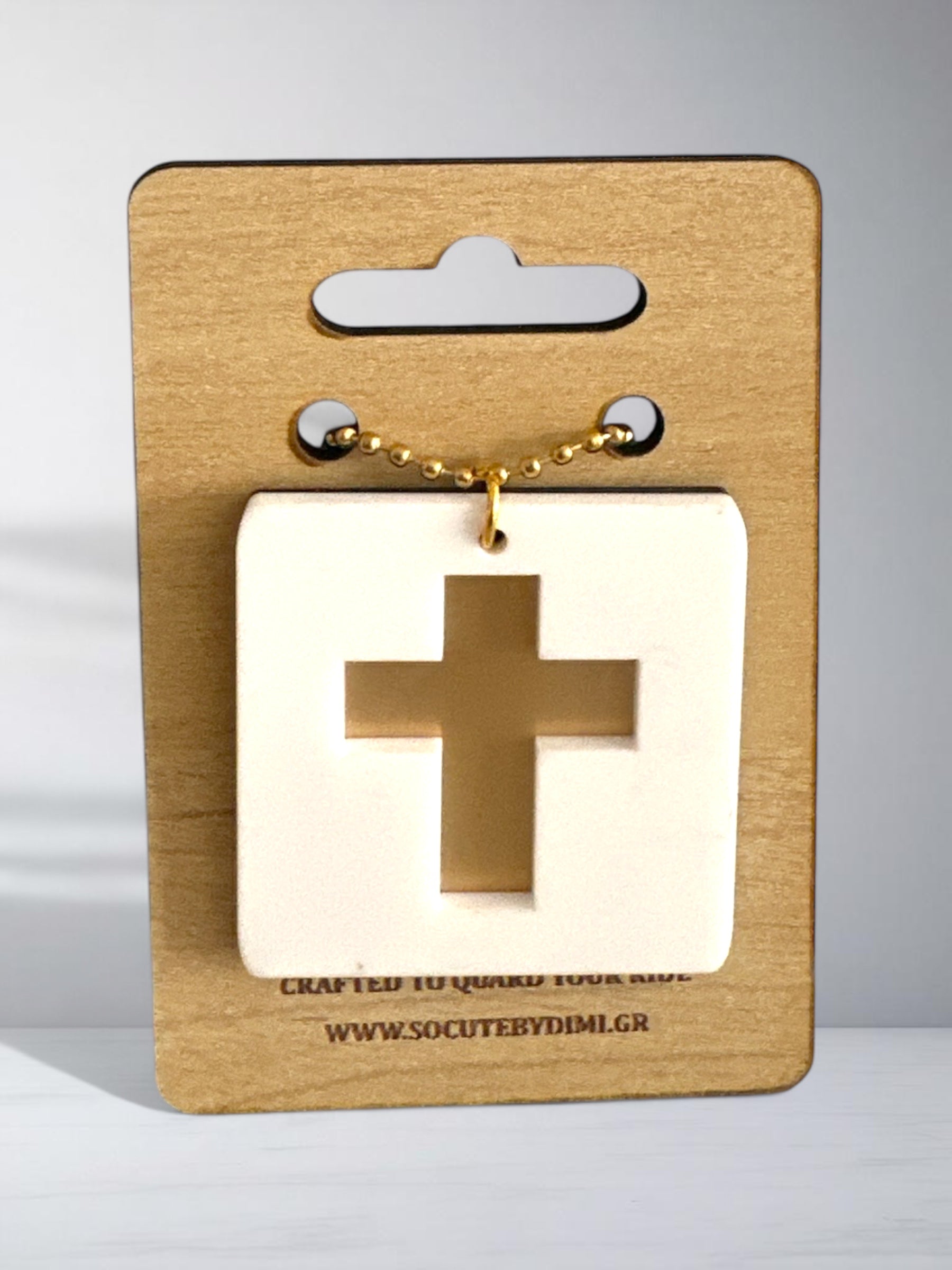 Γούρι αυτοκινήτου με χρυσό σταυρό σε λευκό τετράγωνο plexiglass, από τη συλλογή Drive Icons – minimal σχεδιασμός