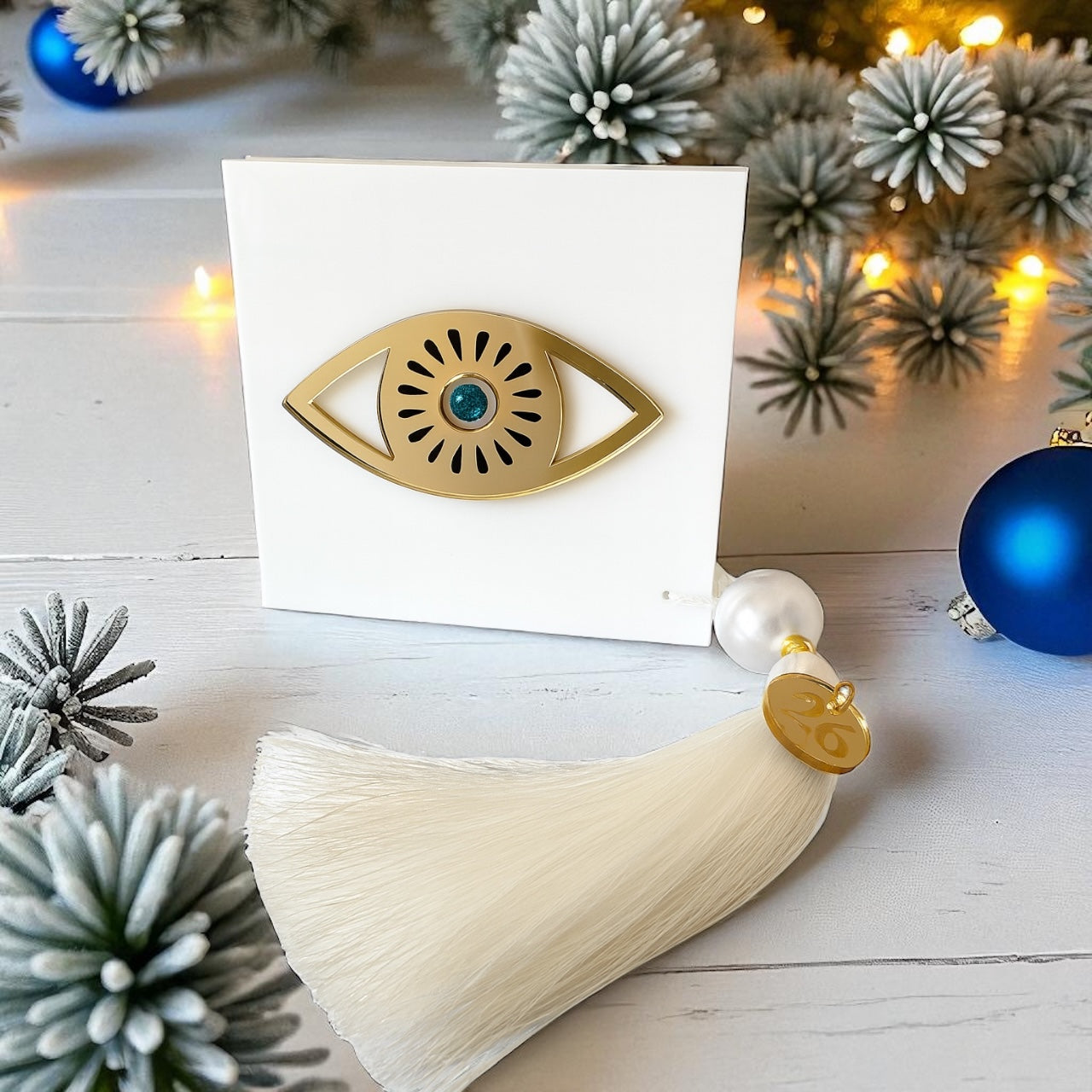 Επιτραπέζιο γούρι μάτι από λευκό & χρυσό πλεξιγκλάς με φούντα και charm 26 – So Cute by Dimi