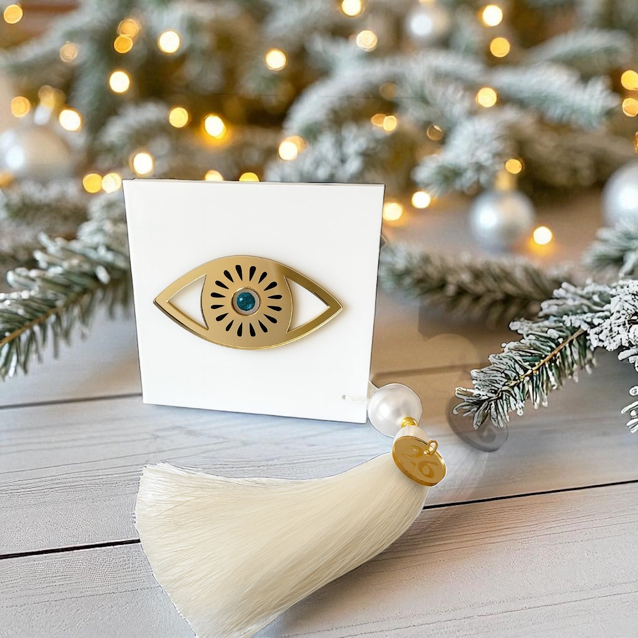 Επιτραπέζιο γούρι μάτι από λευκό & χρυσό πλεξιγκλάς με φούντα και charm 26 – So Cute by Dimi