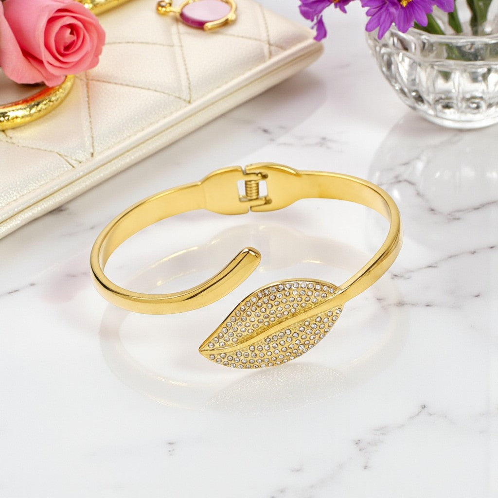 Ατσάλινο βραχιόλι Leaf Elegance με φύλλο και στρας σε χρυσό | So Cute by Dimi