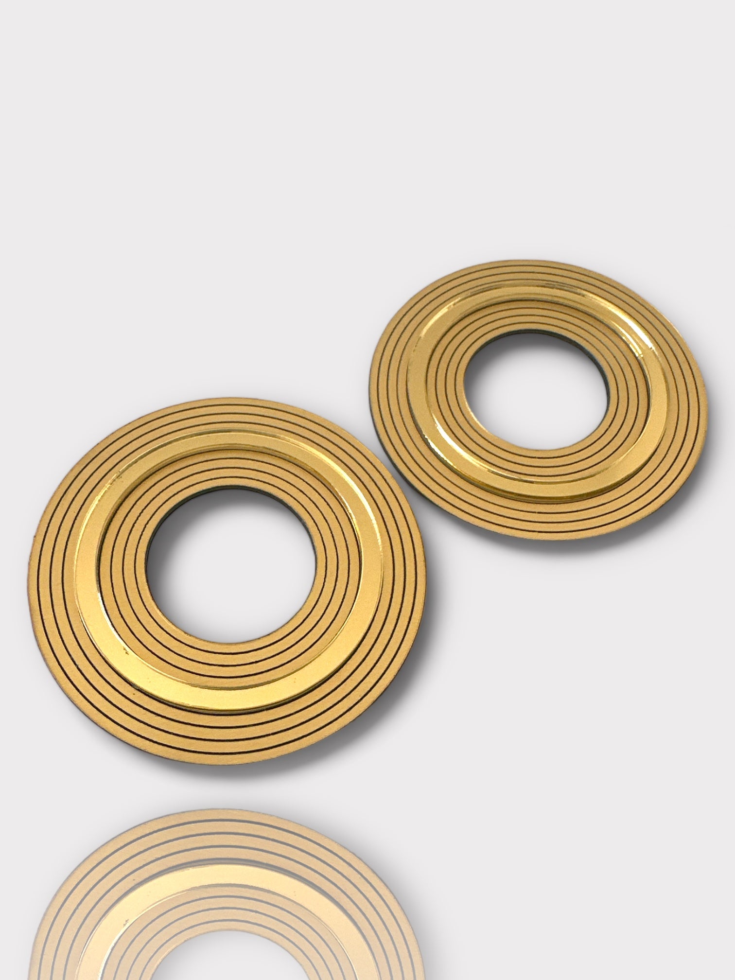 Gemma Earrings – Χειροποίητα ανάγλυφα σκουλαρίκια κύκλος από πλέξιγκλας – So Cute by Dimi