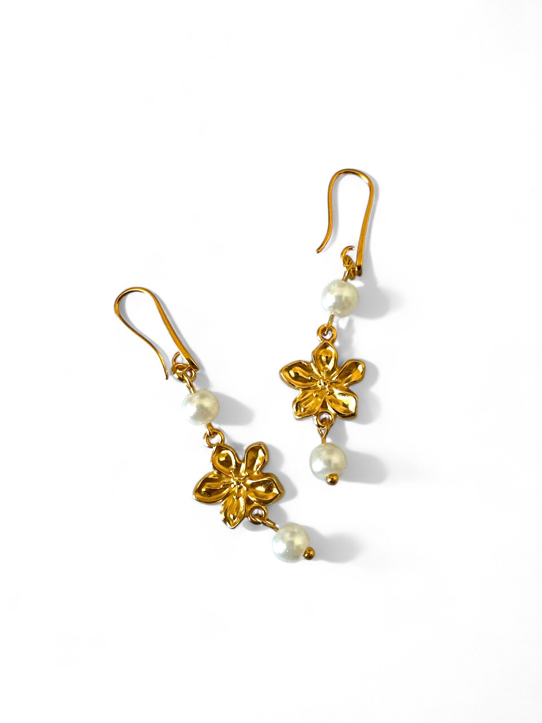 Flora Earrings – Χειροποίητα σκουλαρίκια με λουλούδι και πέρλες – So Cute by Dimi