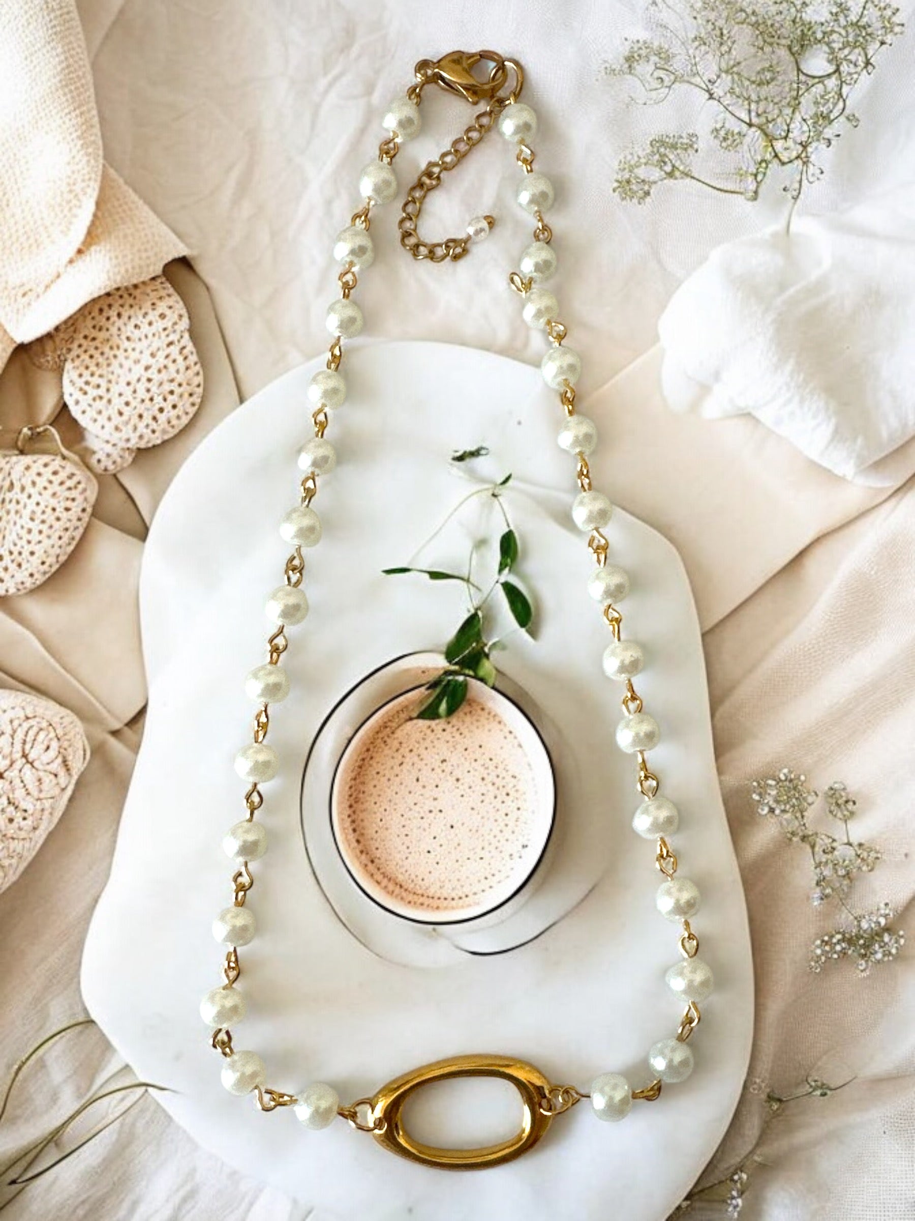 Χειροποίητο κολιέ με πέρλες και οβάλ επίχρυσο μοτίφ – Isadora Necklace – So Cute by Dimi