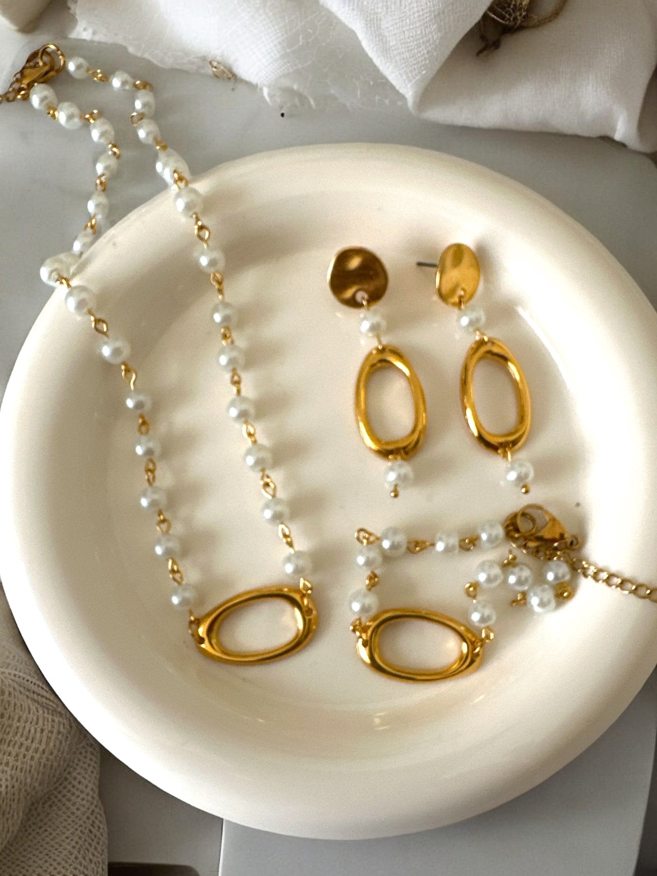 Χειροποίητο κολιέ με πέρλες και οβάλ επίχρυσο μοτίφ – Isadora Necklace – So Cute by Dimi