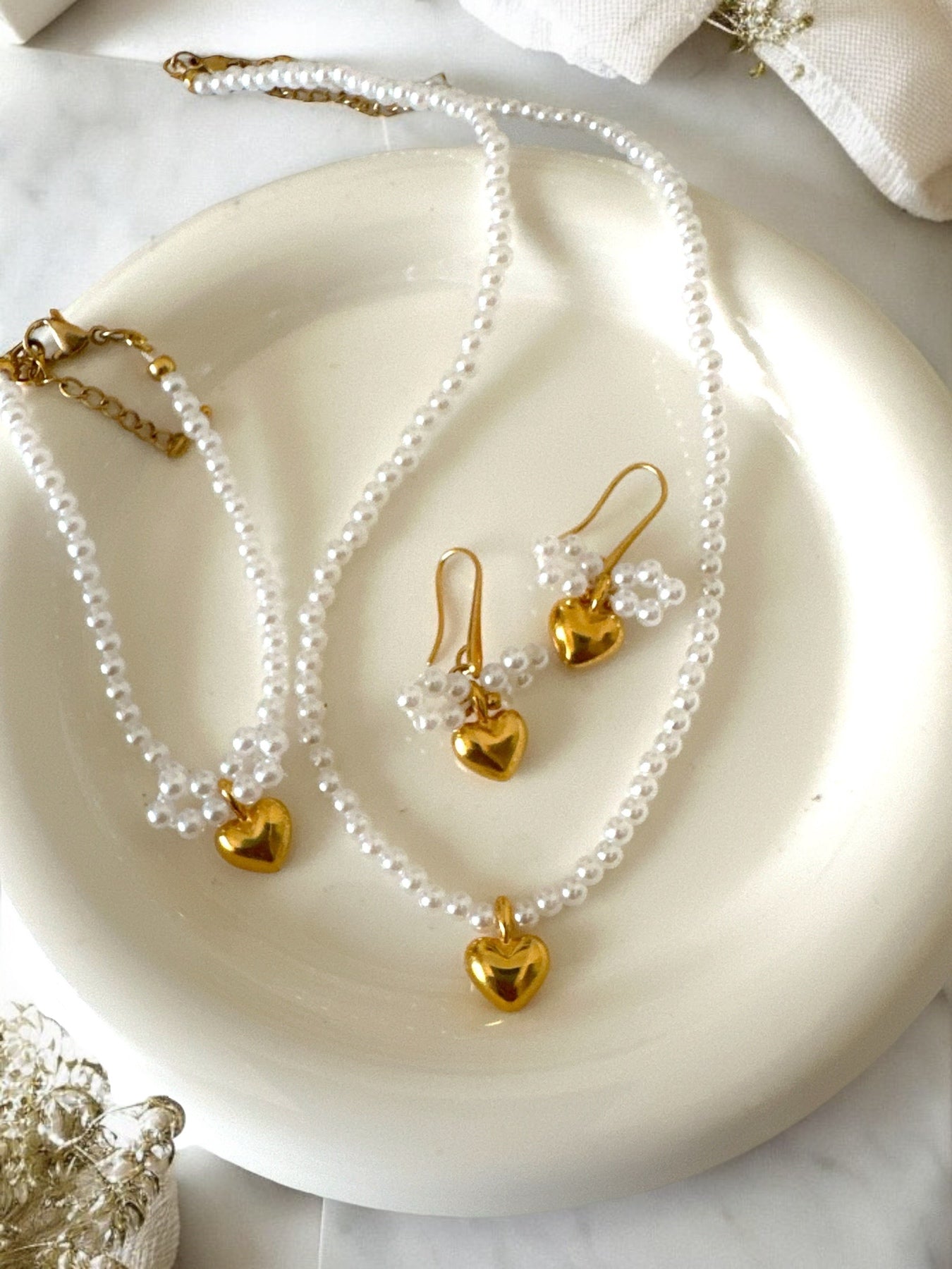 Χειροποίητο κολιέ, βραχιόλι και σκουλαρικίκα με πέρλες και επίχρυση καρδούλα – So Cute by Dimi