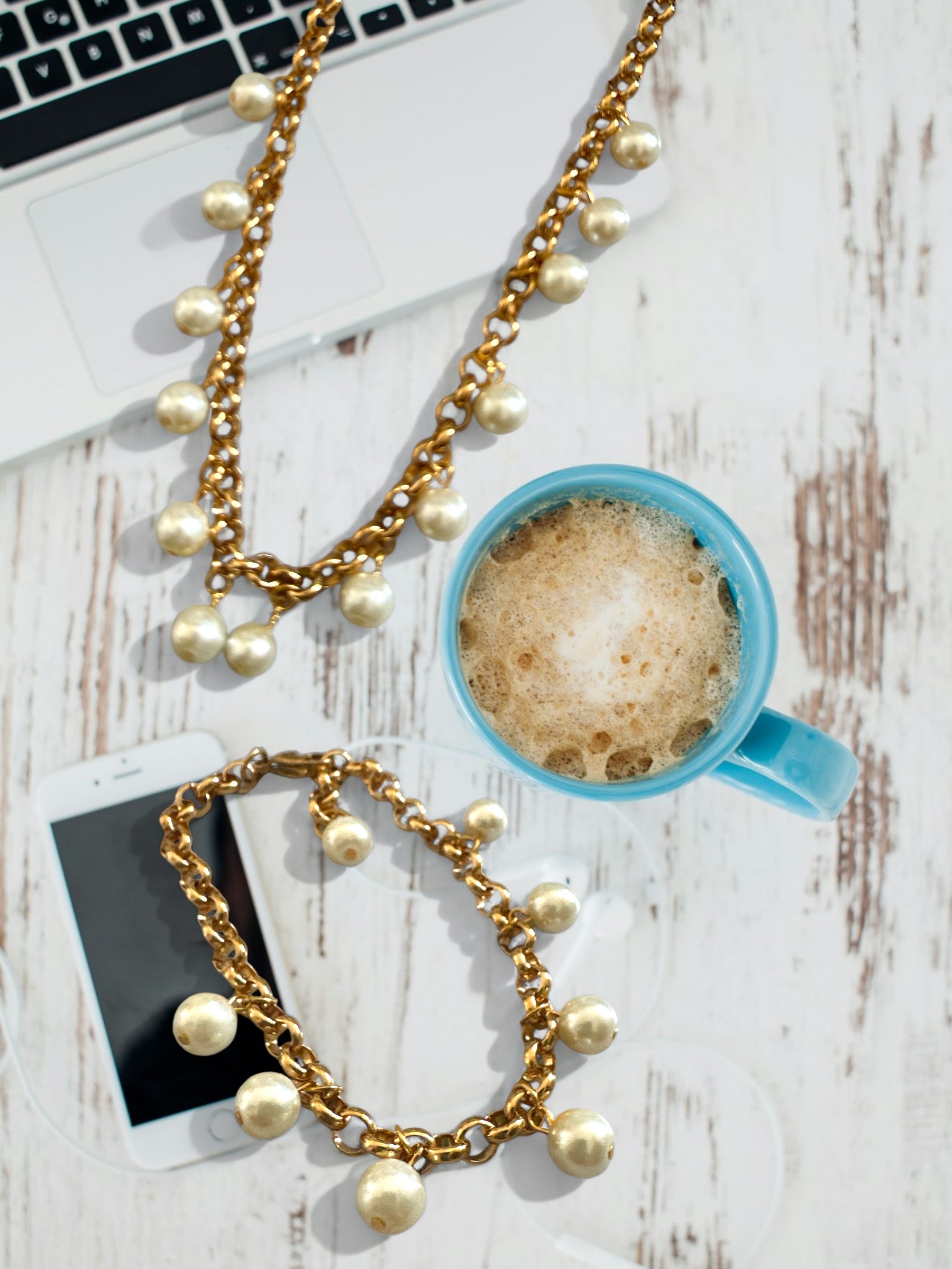 Χειροποίητο ατσάλινο βραχιόλι με κρεμαστές πέρλες – So Cute by Dimi