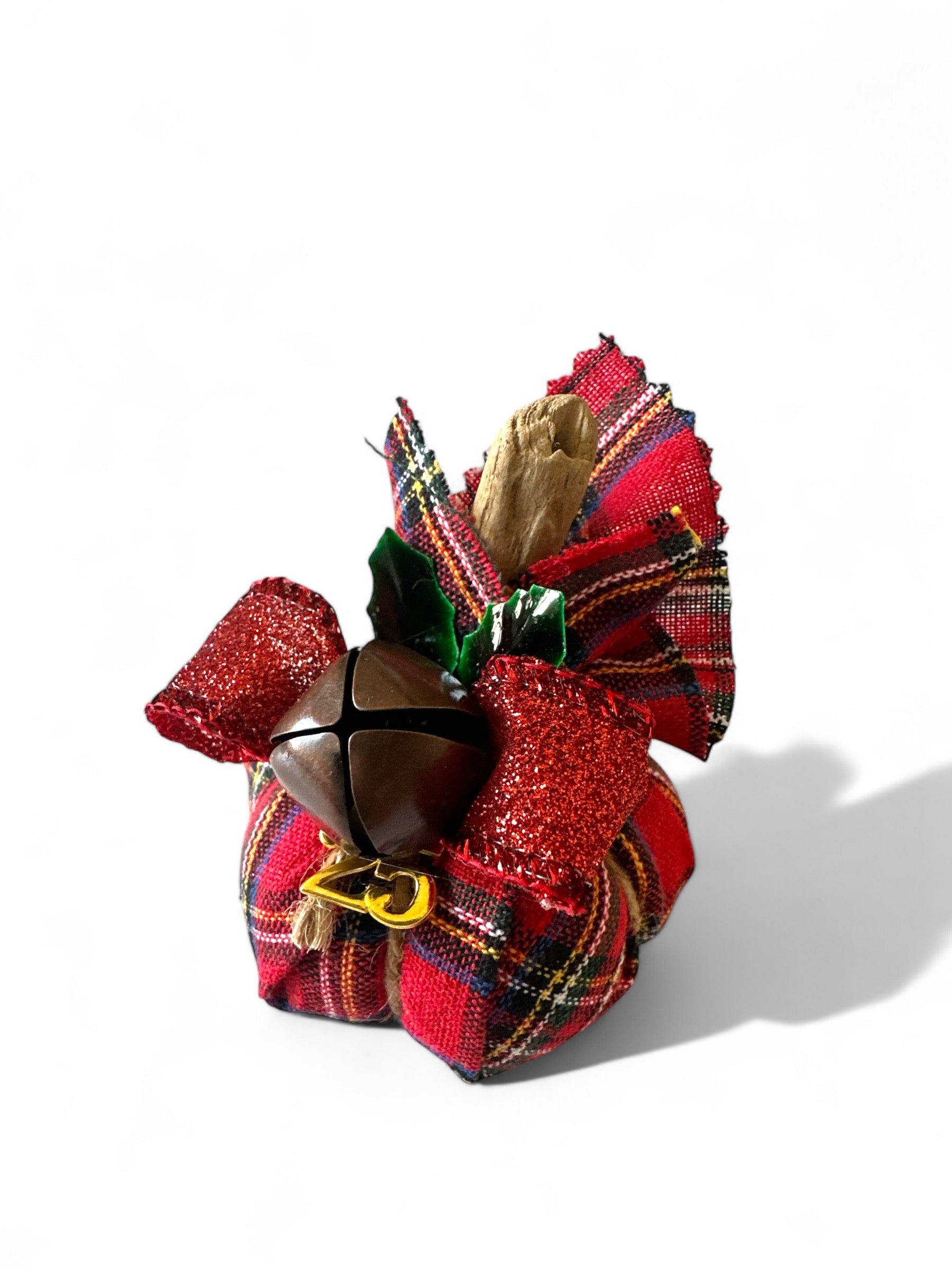 Γούρι 2026 κολοκύθα καρό ύφασμα με φιόγκους και vintage κουδουνάκι – So Cute by Dimi