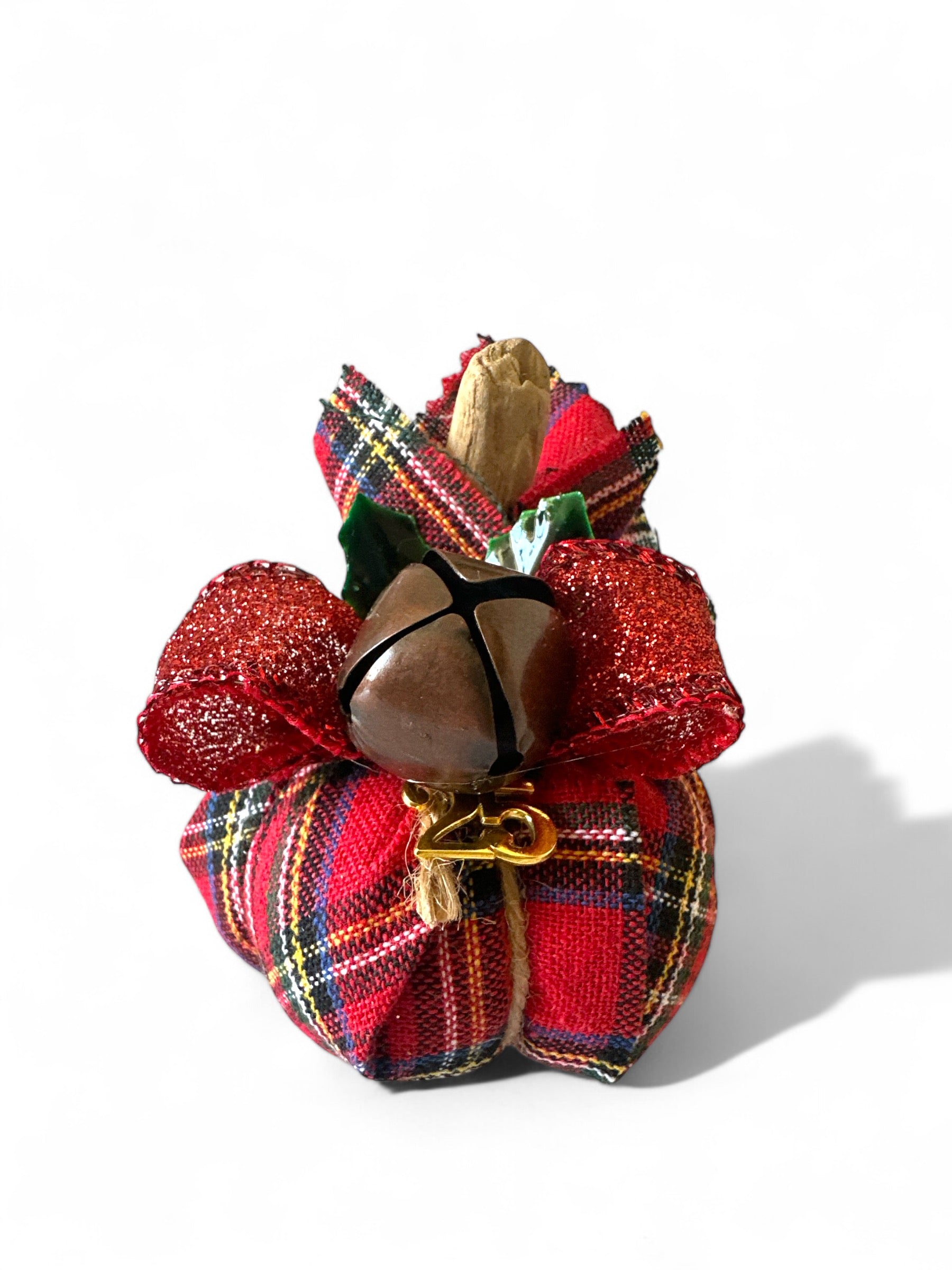 Γούρι 2026 κολοκύθα καρό ύφασμα με φιόγκους και vintage κουδουνάκι – So Cute by Dimi