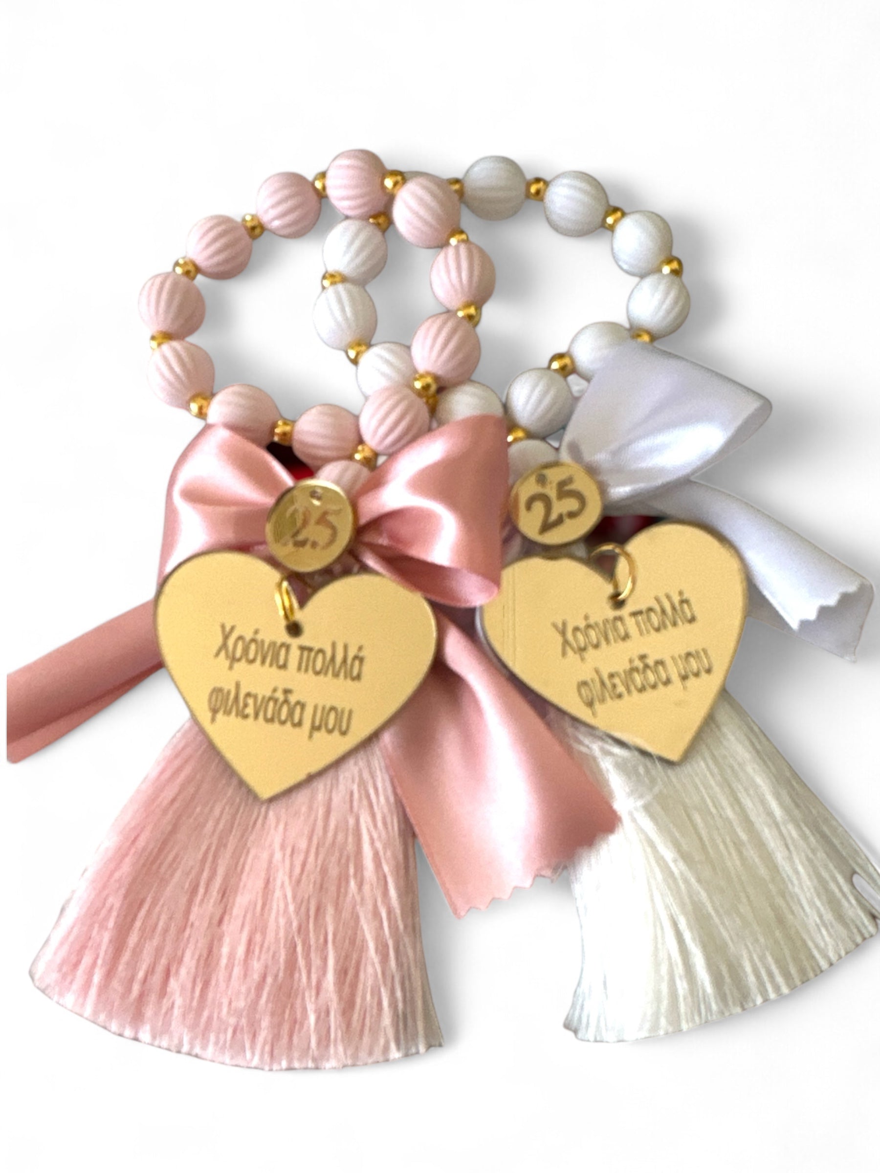Χειροποίητο γούρι 2026 με χάντρες, σατέν φιόγκο και καρδιά plexiglass καθρέφτη με μήνυμα “Χρόνια πολλά φιλενάδα μου” – So Cute by Dimi
