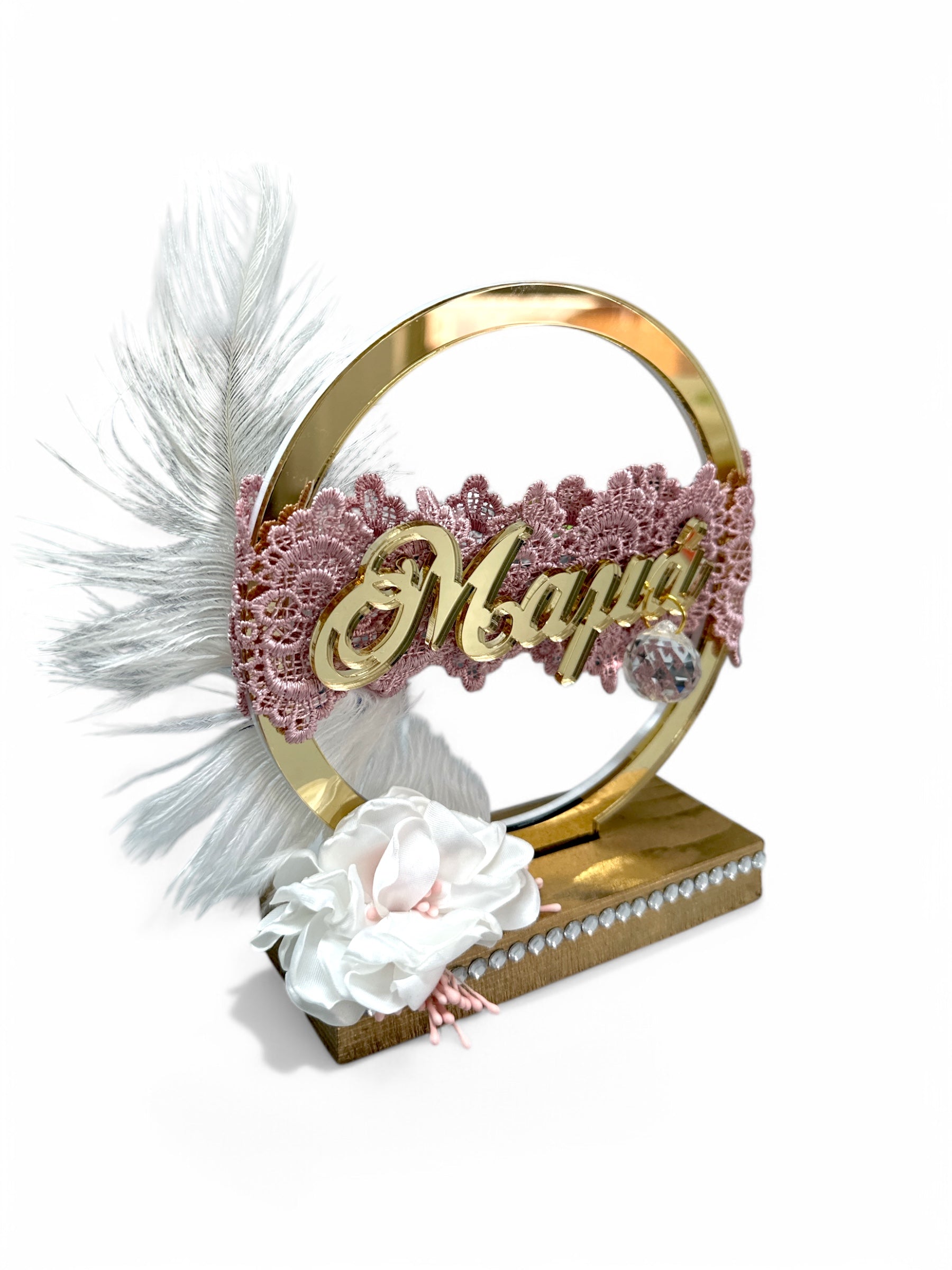 Χειροποίητο διακοσμητικό ‘Μαμά’ με χρυσό στεφάνι, δαντέλα, φτερό και λουλούδια σε ξύλινη βάση με κρυσταλλάκια