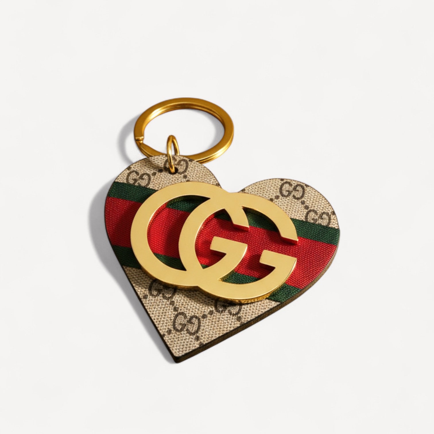 Ξύλινο χειροποίητο μπρελόκ καρδιά με χαραγμένα σύμβολα και χρυσά αρχικά GG – So Cute by Dimi