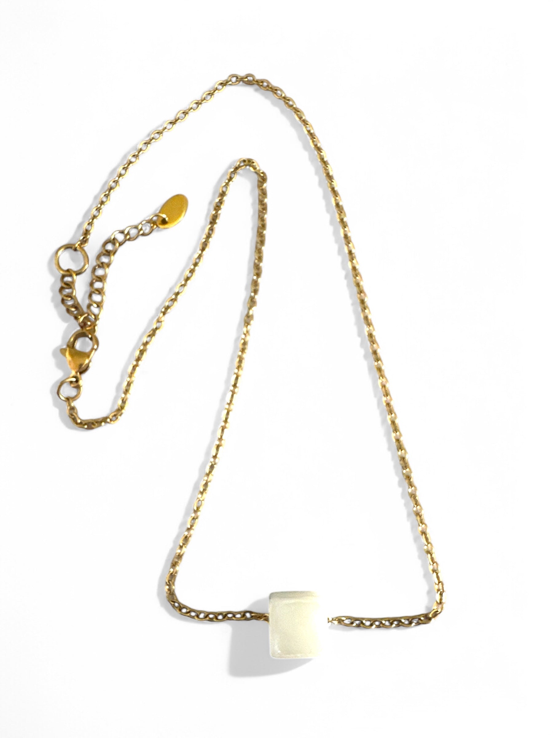 Χειροποίητο κολιέ με ατσάλινη αλυσίδα και γυάλινο charm κύβο σε διάφορα χρώματα.| So Cute by Dimi