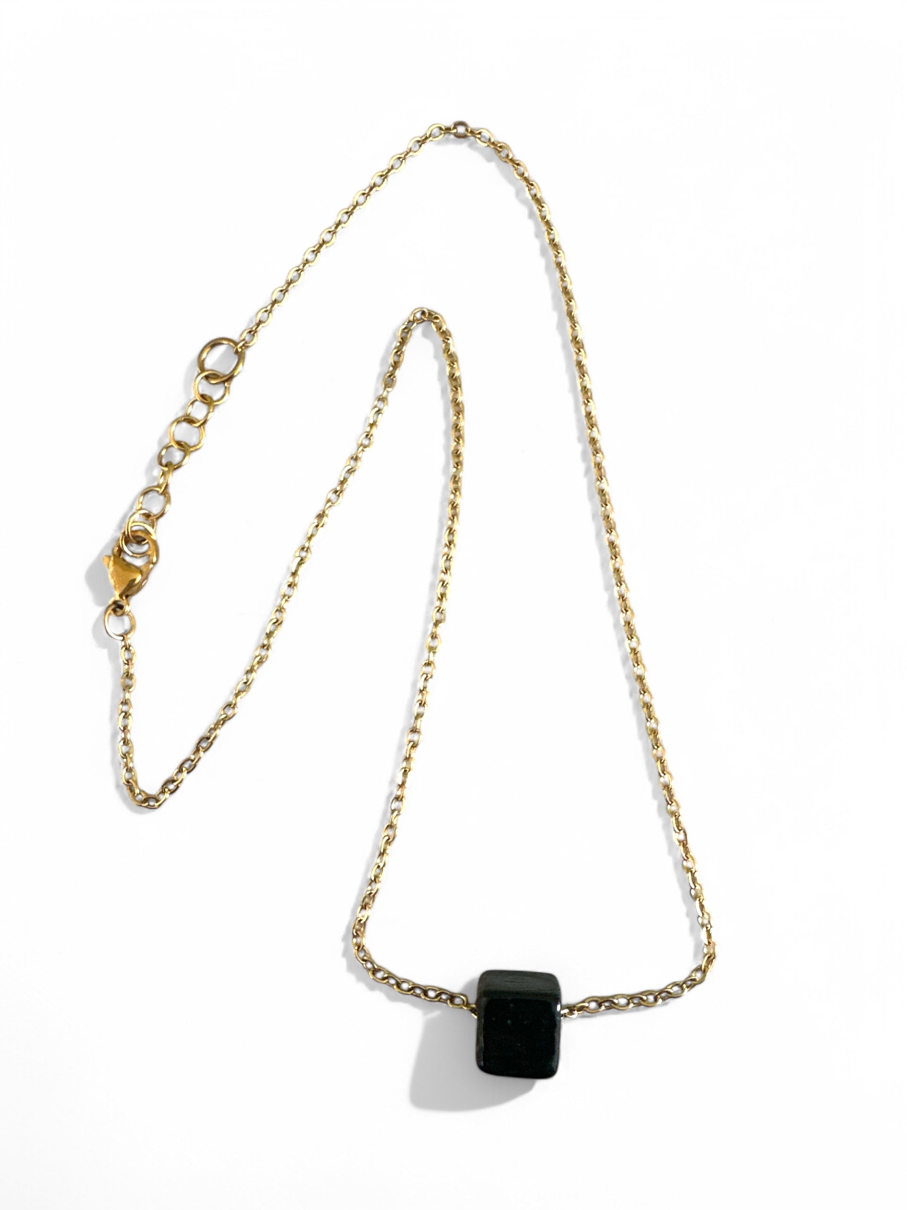 Χειροποίητο κολιέ με ατσάλινη αλυσίδα και γυάλινο charm κύβο σε διάφορα χρώματα.| So Cute by Dimi