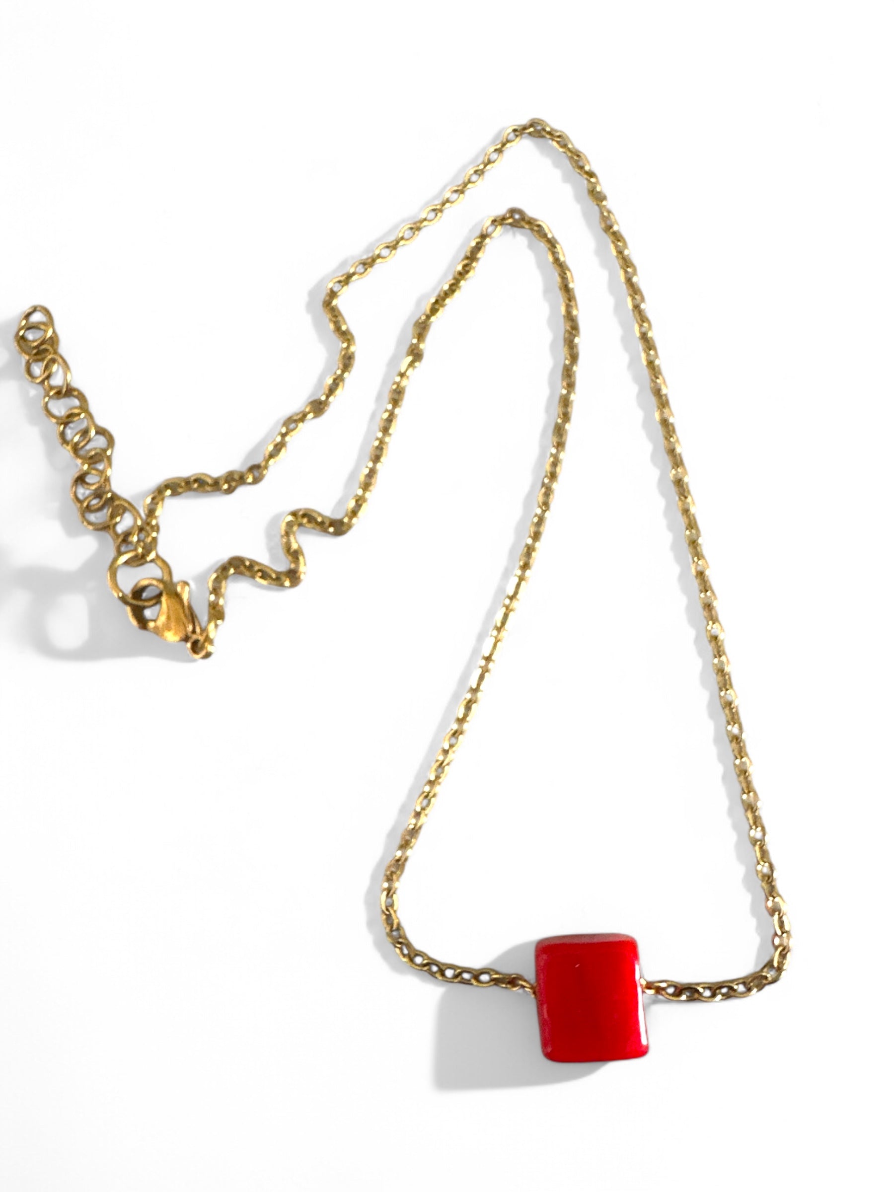 Χειροποίητο κολιέ με ατσάλινη αλυσίδα και γυάλινο charm κύβο σε διάφορα χρώματα.| So Cute by Dimi