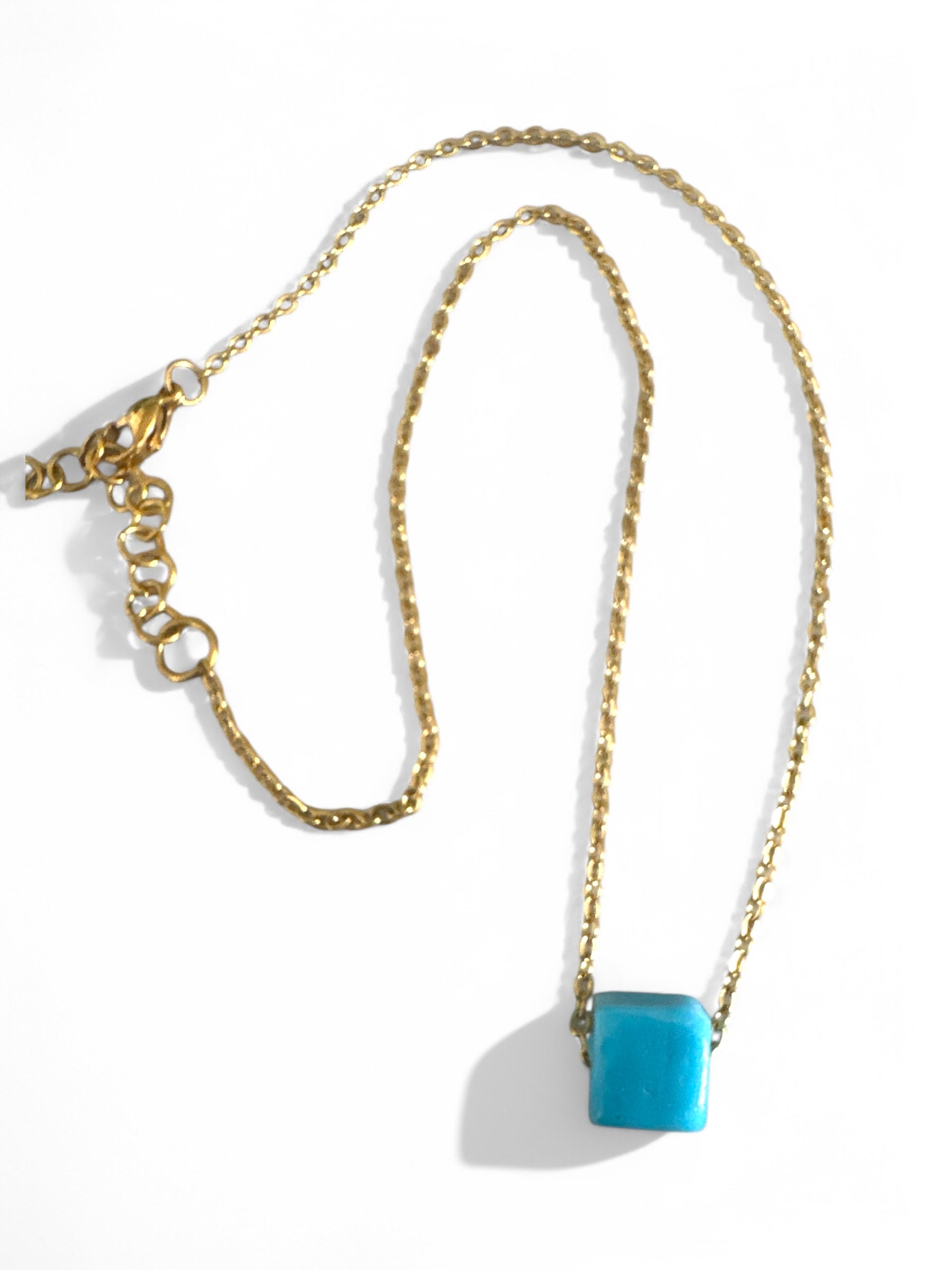 Χειροποίητο κολιέ με ατσάλινη αλυσίδα και γυάλινο charm κύβο σε διάφορα χρώματα.| So Cute by Dimi