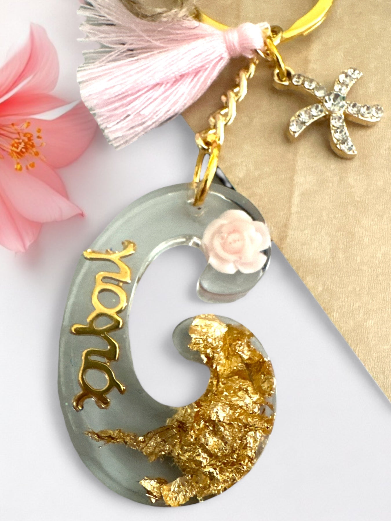 Επετειακό Μπρελόκ για Μαμά, Γιαγιά και Νονά με Φύλλα Χρυσού και Ακρυλικό Τριαντάφυλλο - So Cute by Dimi